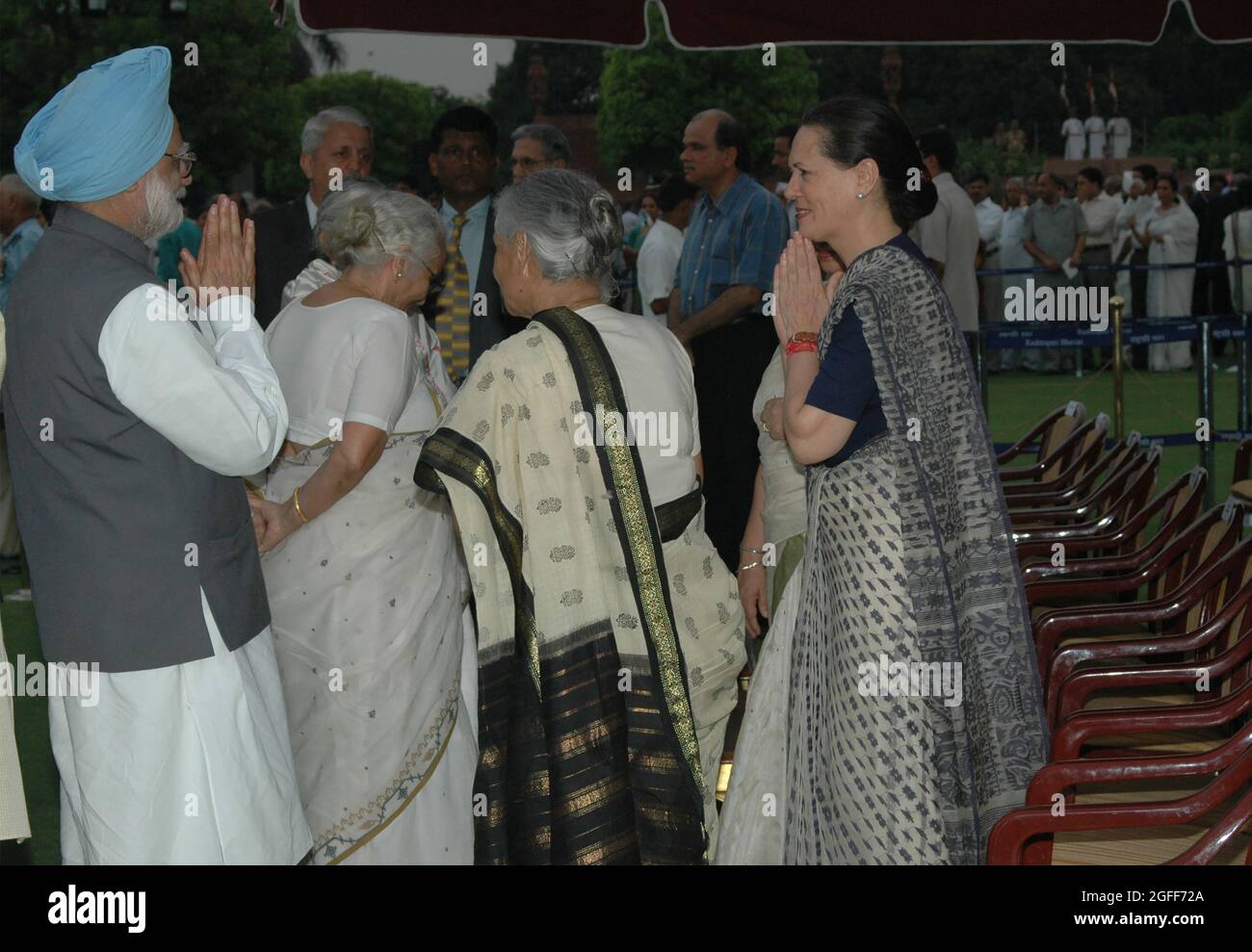 Premierminister Manmohan Singh begrüßt die Kongresspräsidentin Sonia Gandhi bei einem Staatsempfang in den Mughal Gardens of Rashtrapati Bhawan in Neu-delhi. Ph Stockfoto