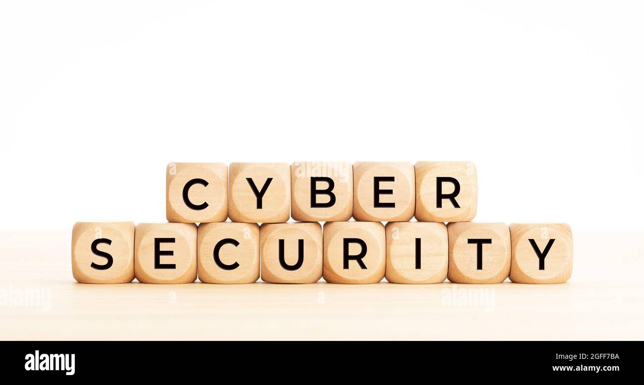 Cyber Security Wörter auf Holzblock. Speicherplatz kopieren. Weißer Hintergrund Stockfoto