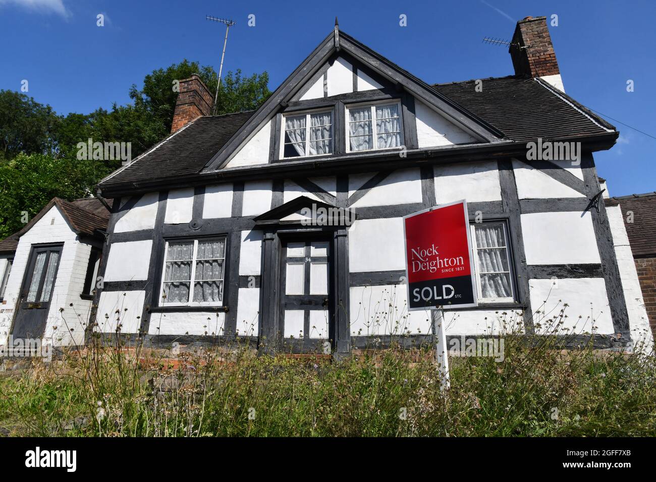 Altes schwarz-weißes Fachwerkhaus zum Verkauf mit verkauftem Schild in Ironbridge, Telford, Shropshire, Großbritannien, Großbritannien. 2021 Stockfoto