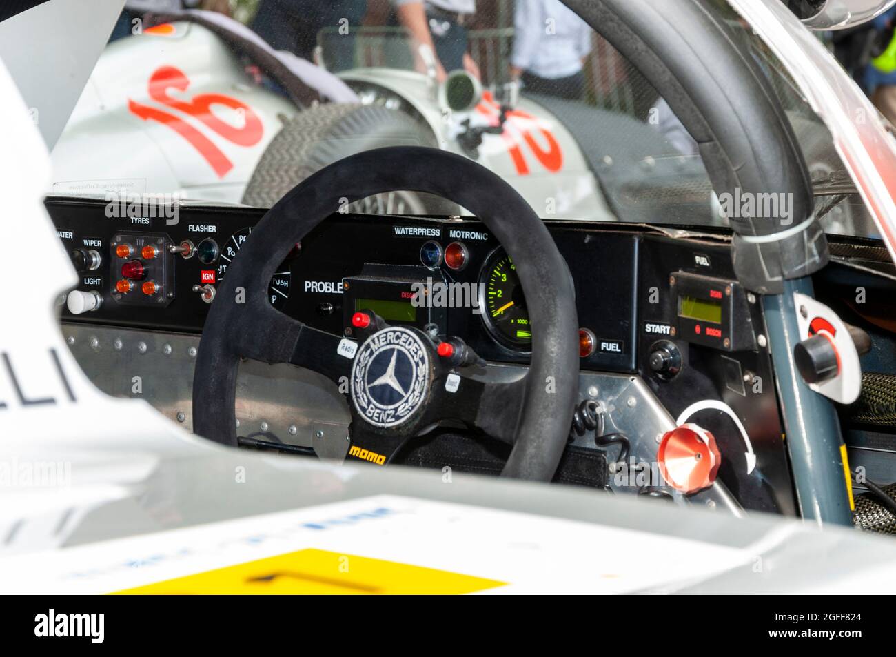 Im Cockpit eines sauber gebauten Mercedes Benz C11 Gruppe C Sport-Prototyp Langstreckenwagens. Lenkrad, Schalter, Ausleseanzeigen Stockfoto