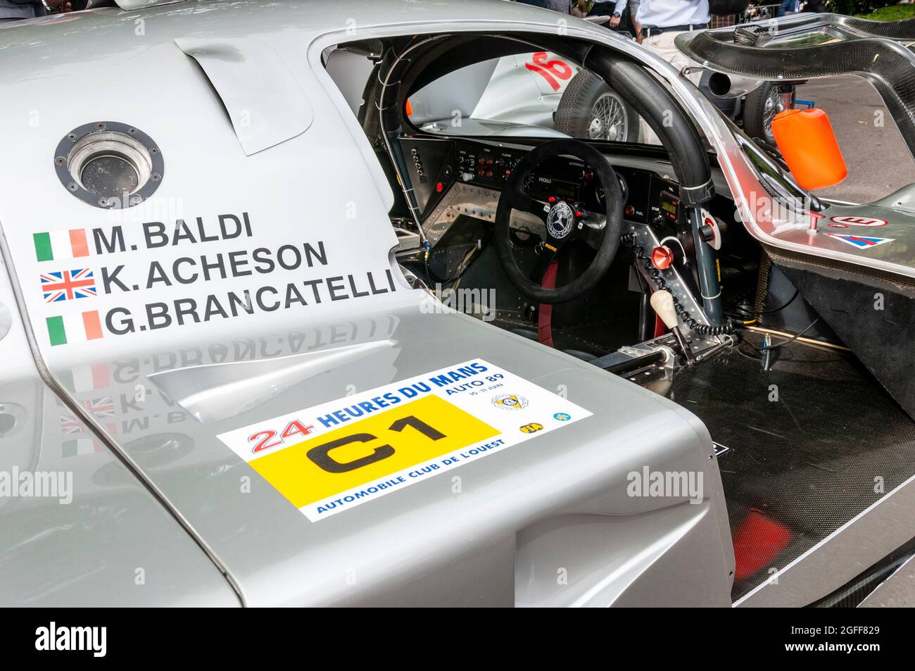 Im Cockpit eines sauber gebauten Mercedes Benz C11 Gruppe C Sport-Prototyp Langstreckenwagens. Lenkrad, Schalter, Ausleseanzeigen Stockfoto