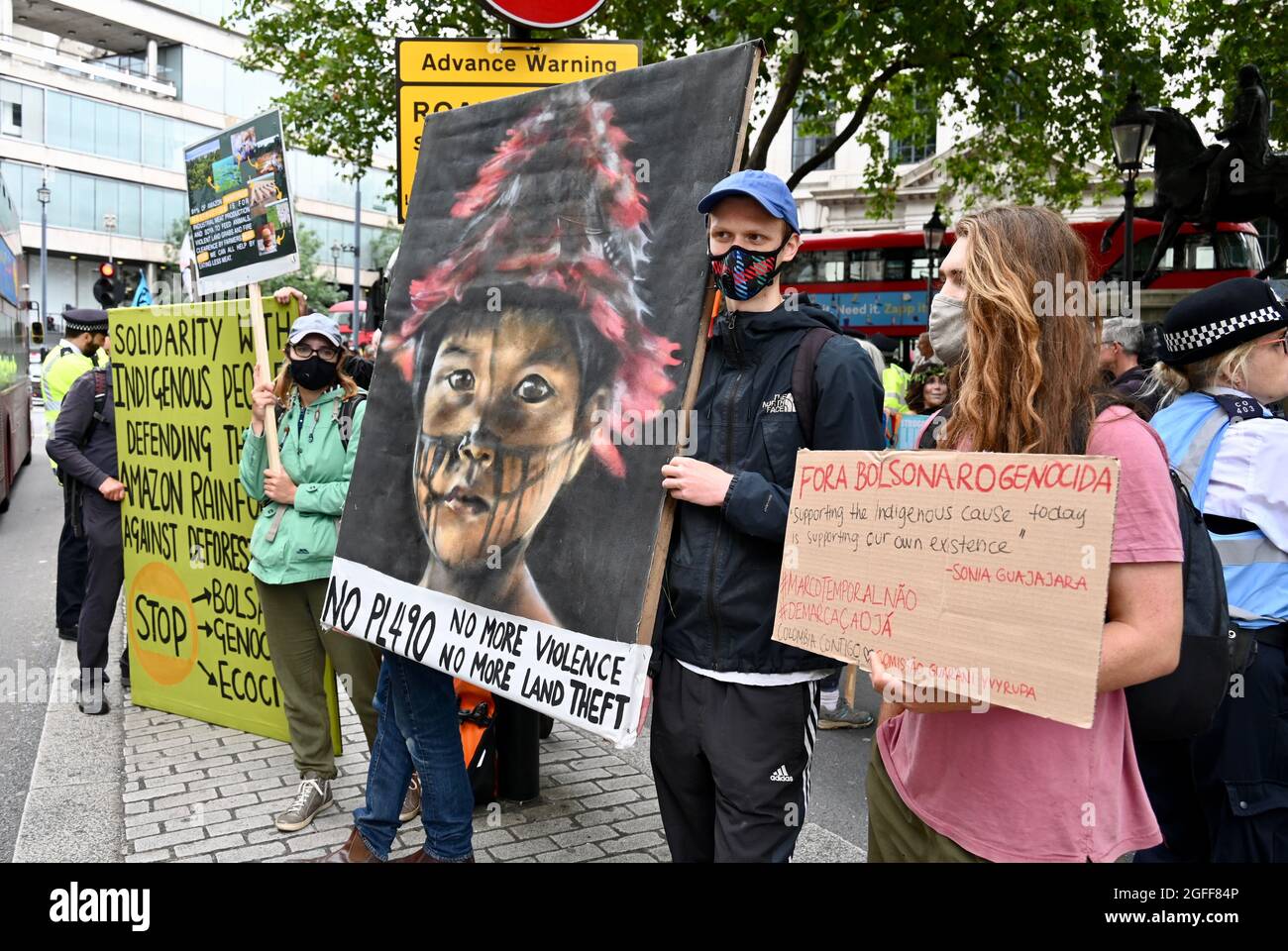 London, Großbritannien. 25. August 20201: Extinction Rebellion Londoner Proteste, Tag drei. Botschaft von Brasilien, Cockspur Street, Westminster. Kredit: michael melia/Alamy Live Nachrichten Stockfoto