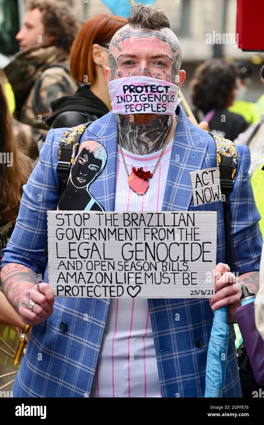 London, Großbritannien. 25. August 20201: Extinction Rebellion Londoner Proteste, Tag drei. Botschaft von Brasilien, Cockspur Street, Westminster. Kredit: michael melia/Alamy Live Nachrichten Stockfoto