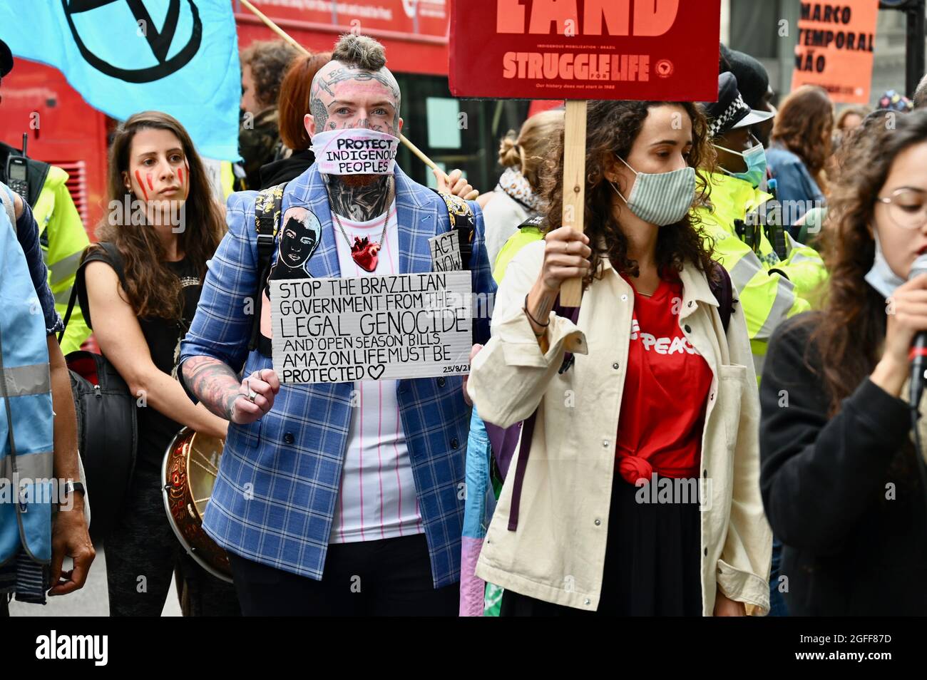 London, Großbritannien. 25. August 20201: Extinction Rebellion Londoner Proteste, Tag drei. Botschaft von Brasilien, Cockspur Street, Westminster. Kredit: michael melia/Alamy Live Nachrichten Stockfoto