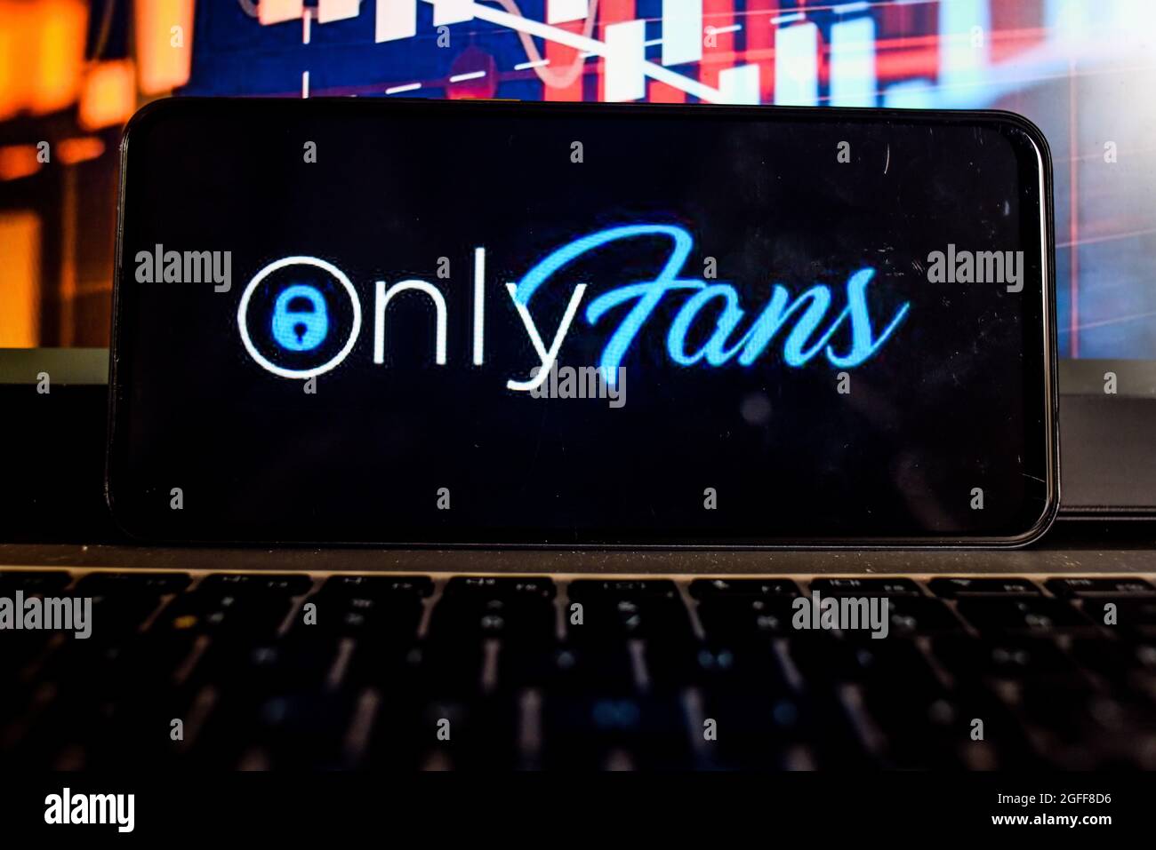 Portugal. August 2021. In dieser Abbildung ist ein OnlyFans-Logo auf einem Smartphone zu sehen, wobei die Börsenprozentsätze im Hintergrund zu sehen sind. Kredit: SOPA Images Limited/Alamy Live Nachrichten Stockfoto