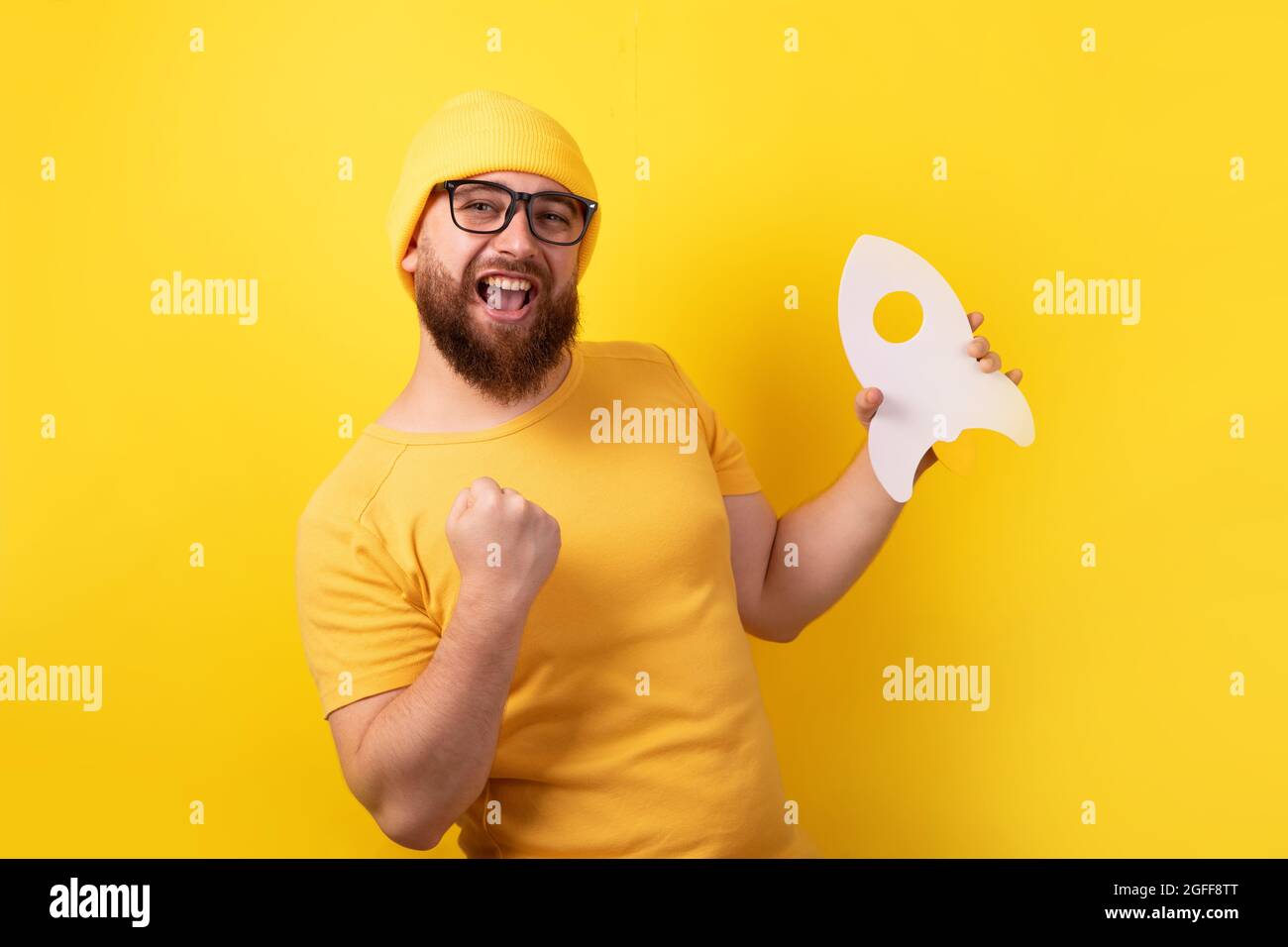 Mann mit erfolgreicher Inbetriebnahme auf gelbem Hintergrund Stockfoto