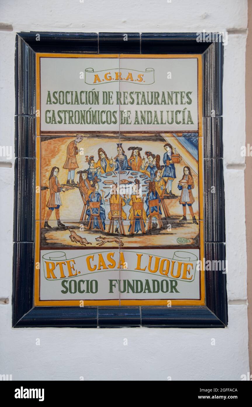 Kachel mit Schild für den Verband der gastronomischen Restaurants von Spanien, Nerja, Costa del Sol, Provinz Malaga, Andalusien, Spanien Stockfoto