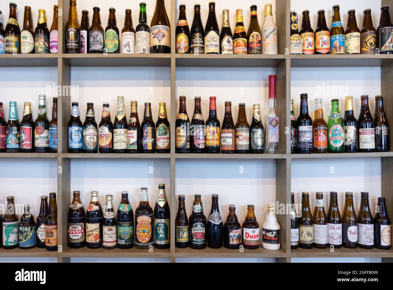 Melderslo, Niederlande - 19. Juni 2021: Historisches Freilichtmuseum mit einem Regal mit mehreren Bierflaschen Stockfoto