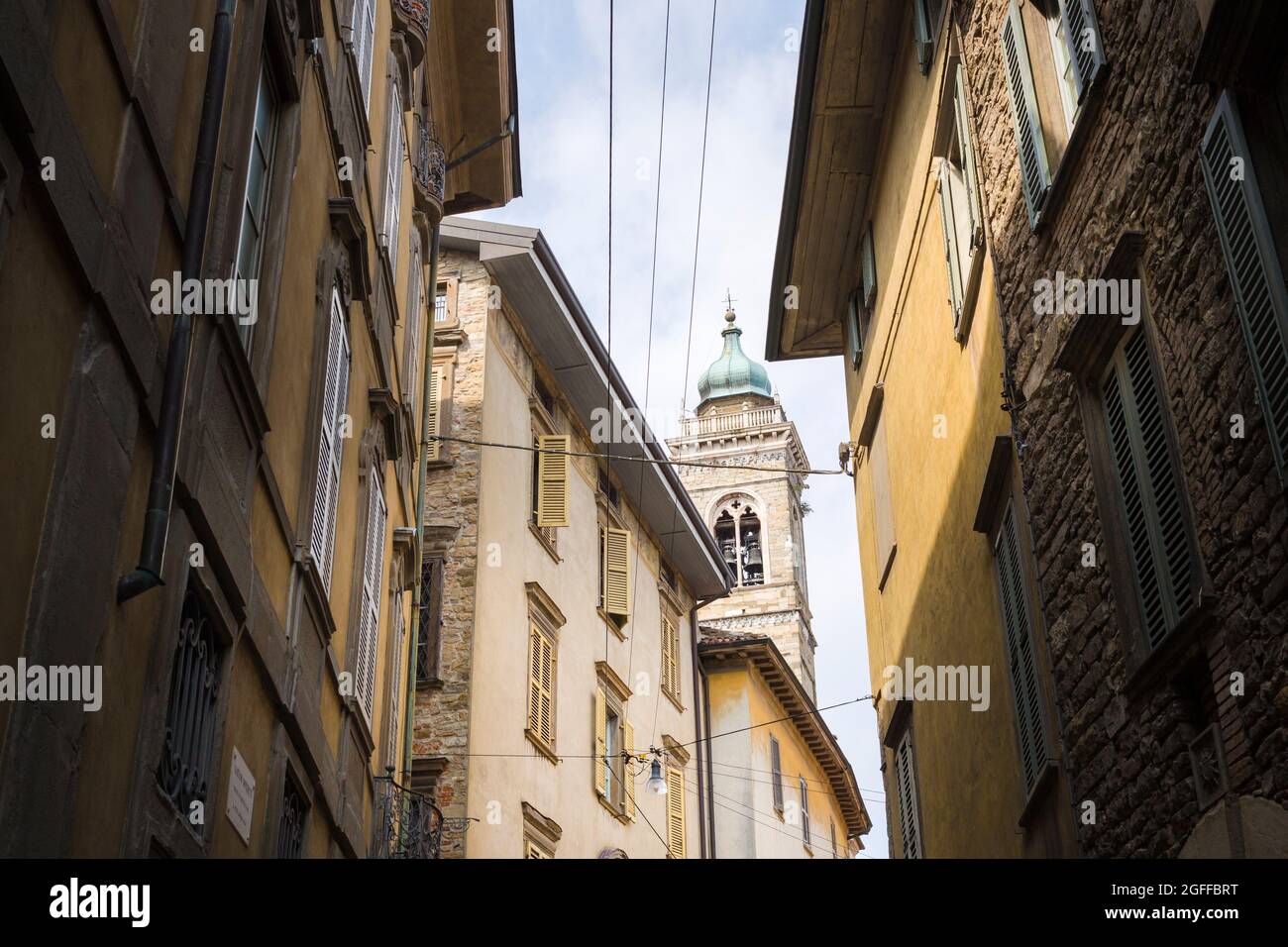 Citta Alta, Bergamo, Italien: Typische Straßenszene; Palazzos mit versperrten Fenstern; enge, geschwungene Straßen; Blick auf die Basilika S. Maria Maggiore. Stockfoto