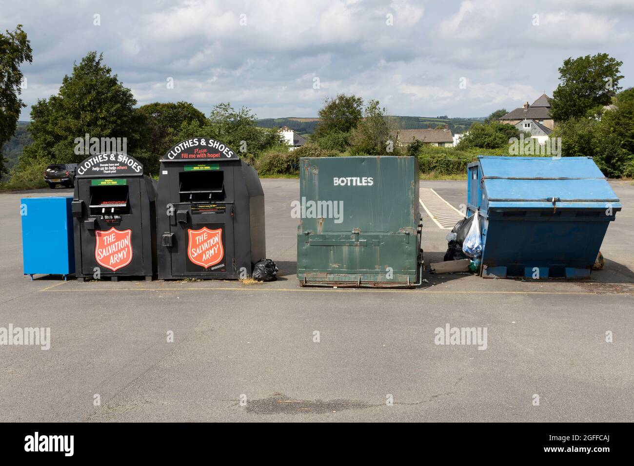 Reihe von Recycling-Behältern in Great Torrington Stockfoto