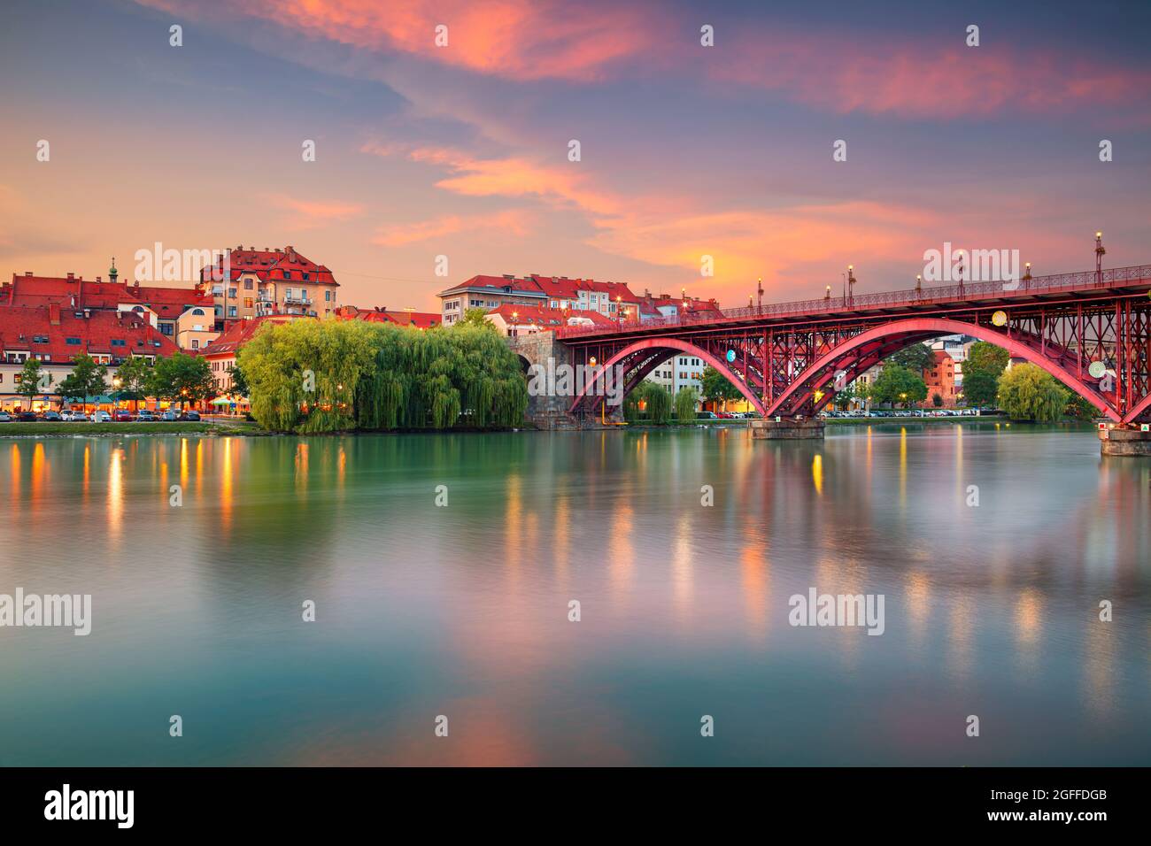 Maribor, Slowenien. Stadtbild von Maribor, Slowenien bei schönem Sommeruntergang mit Spiegelung der Stadt in der Drau. Stockfoto