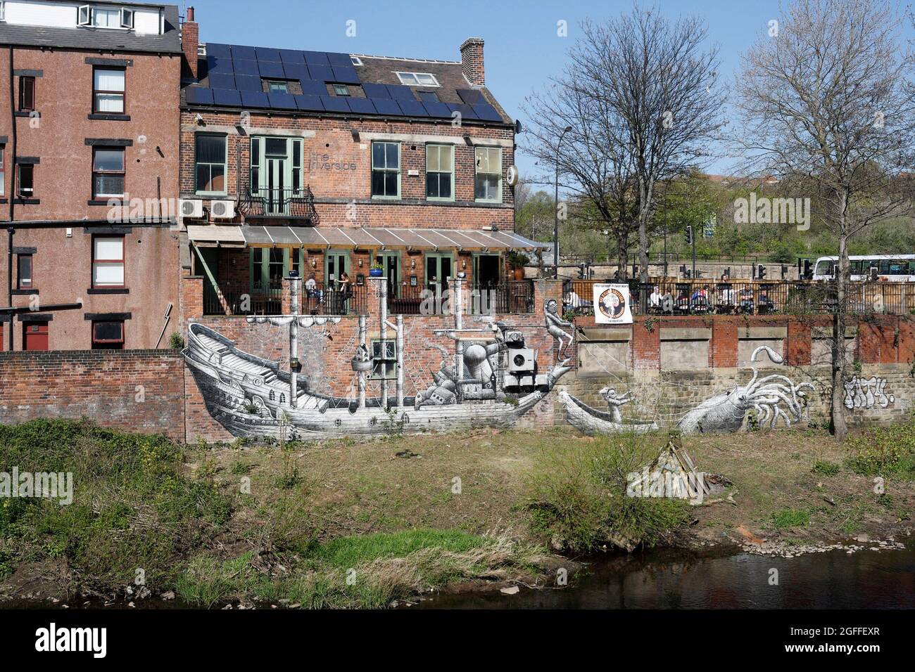 Kunstwerke von Phlegm an der Wand des Riverside Pub und des River Don Sheffield England Stockfoto