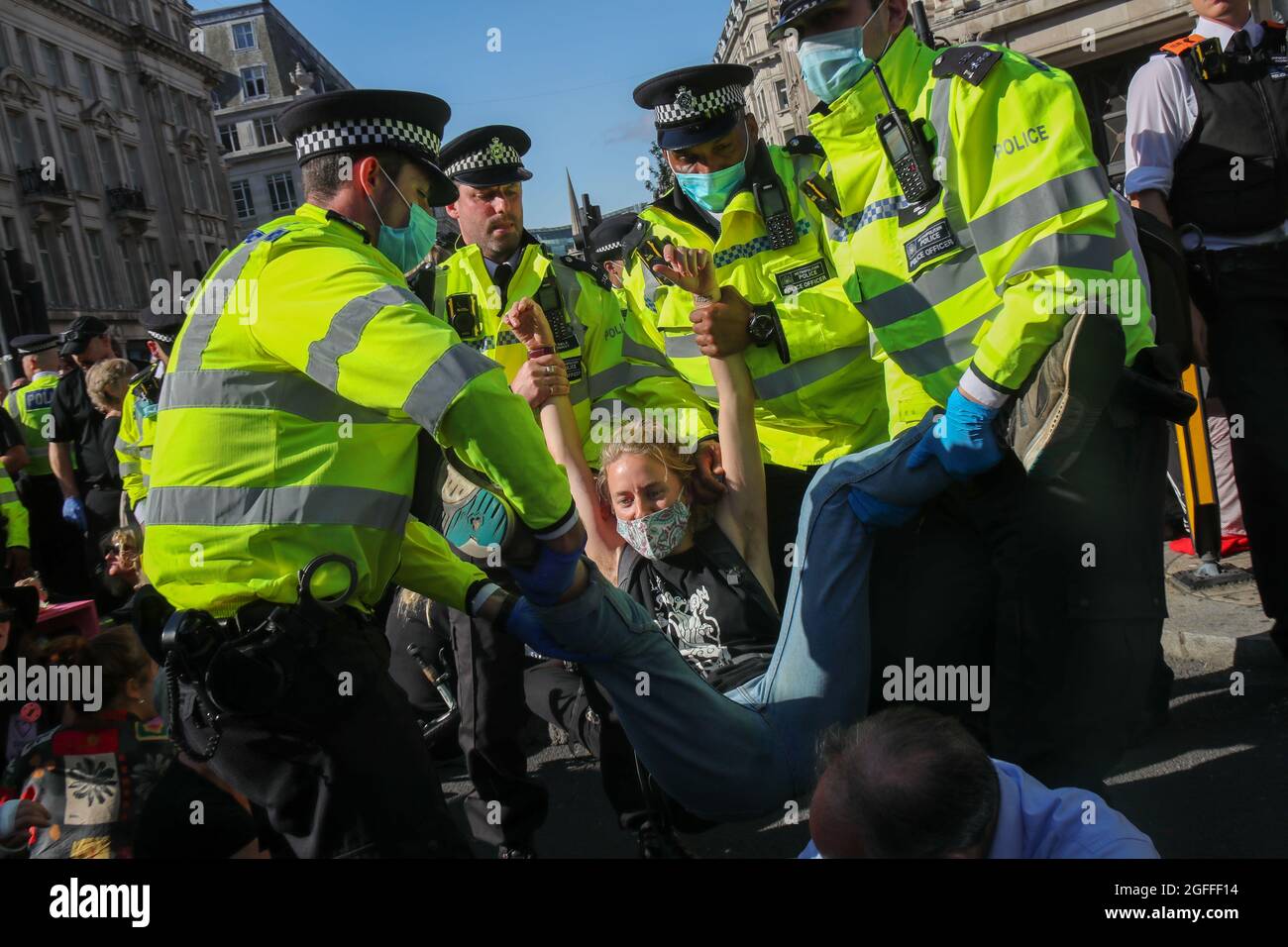 LONDON, ENGLAND - 25 2021. AUGUST, die Demonstranten von Extinction Rebellion kleben sich auf Objekte und Boden auf dem Oxford Circus Credit: Lucy North/Alamy Live News Stockfoto