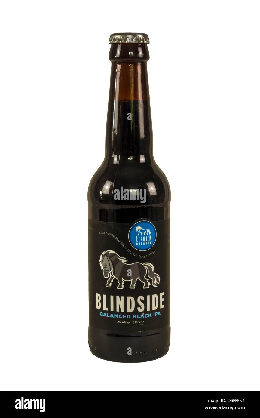Eine Flasche Blindside Balanced Black IPA aus der Lerwick Brewery auf Shetland. Es hat eine Stärke von 6 % ABV. Stockfoto