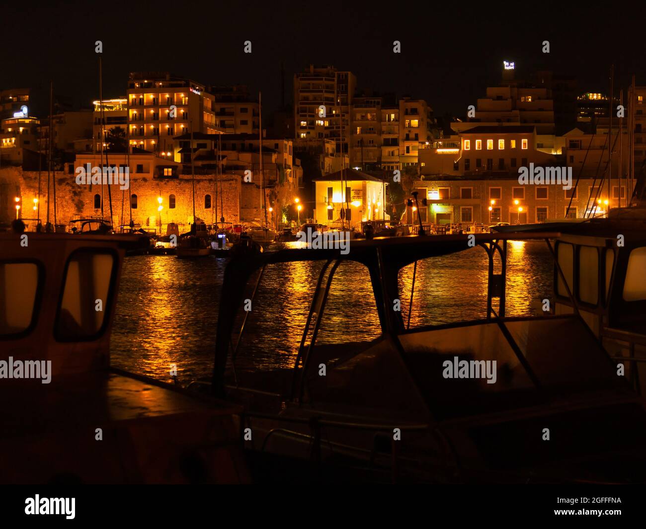 Heraklion, Griechenland - 22. August 2021 - Historischer Hafen von Heraklion auf der griechischen Insel Kreta bei Nacht Stockfoto