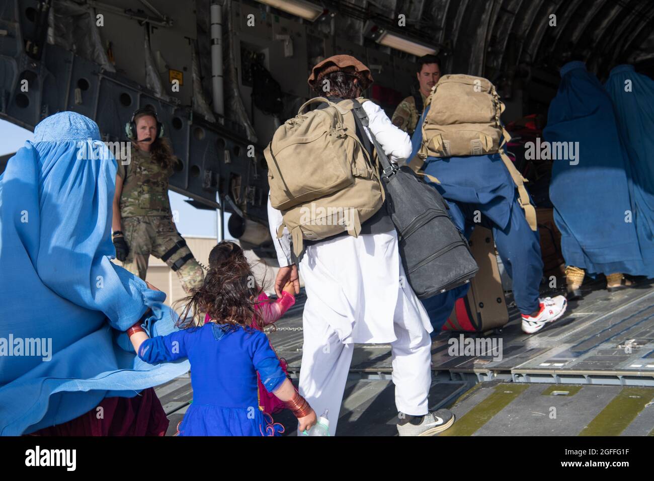 Kabul, Afghanistan. August 2021. Afghanische Flüchtlinge besteigen ein C-17 Globemaster III-Flugzeug zur Evakuierung vom Hamid Karzai International Airport während der Operation Allies Refuge am 24. August 2021 in Kabul, Afghanistan. Quelle: Planetpix/Alamy Live News Stockfoto