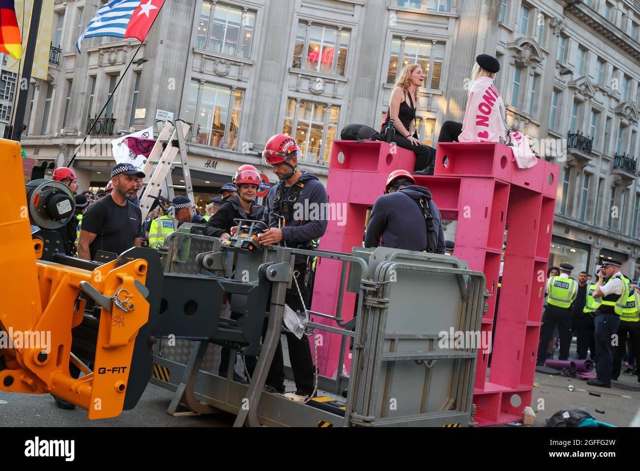 LONDON, ENGLAND - 25 2021. AUGUST, Polizei nutzt Cherrypicker als Extinction Rebellions Demonstranten kleben sich auf Objekte und Boden auf Oxford Circus Credit: Lucy North/Alamy Live News Stockfoto