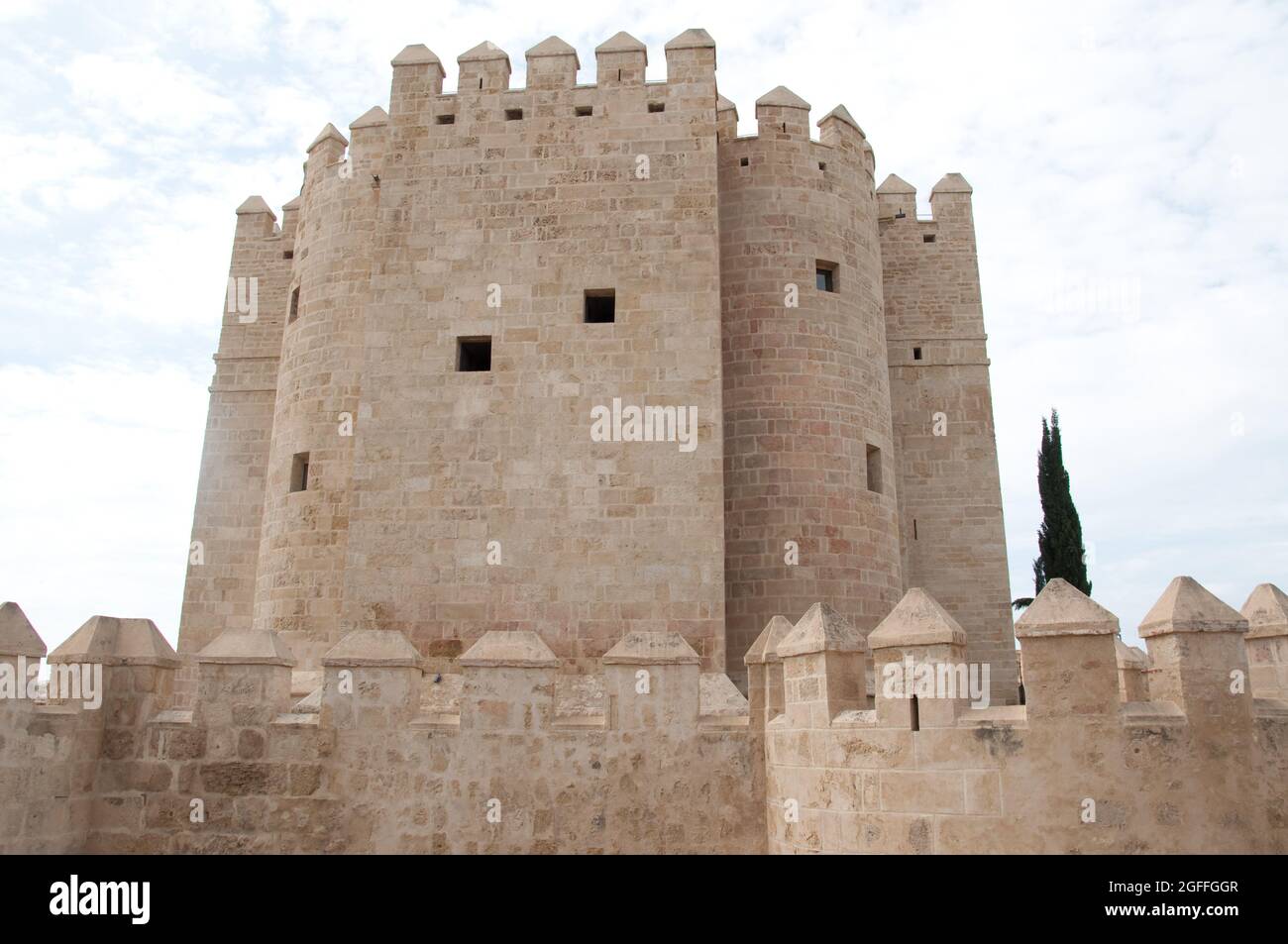 Torre de Calahorra an der römischen Brücke über den Fluss Guadalquivir, Cordoba, Provinz Cordoba, Andalusien, Spanien Stockfoto