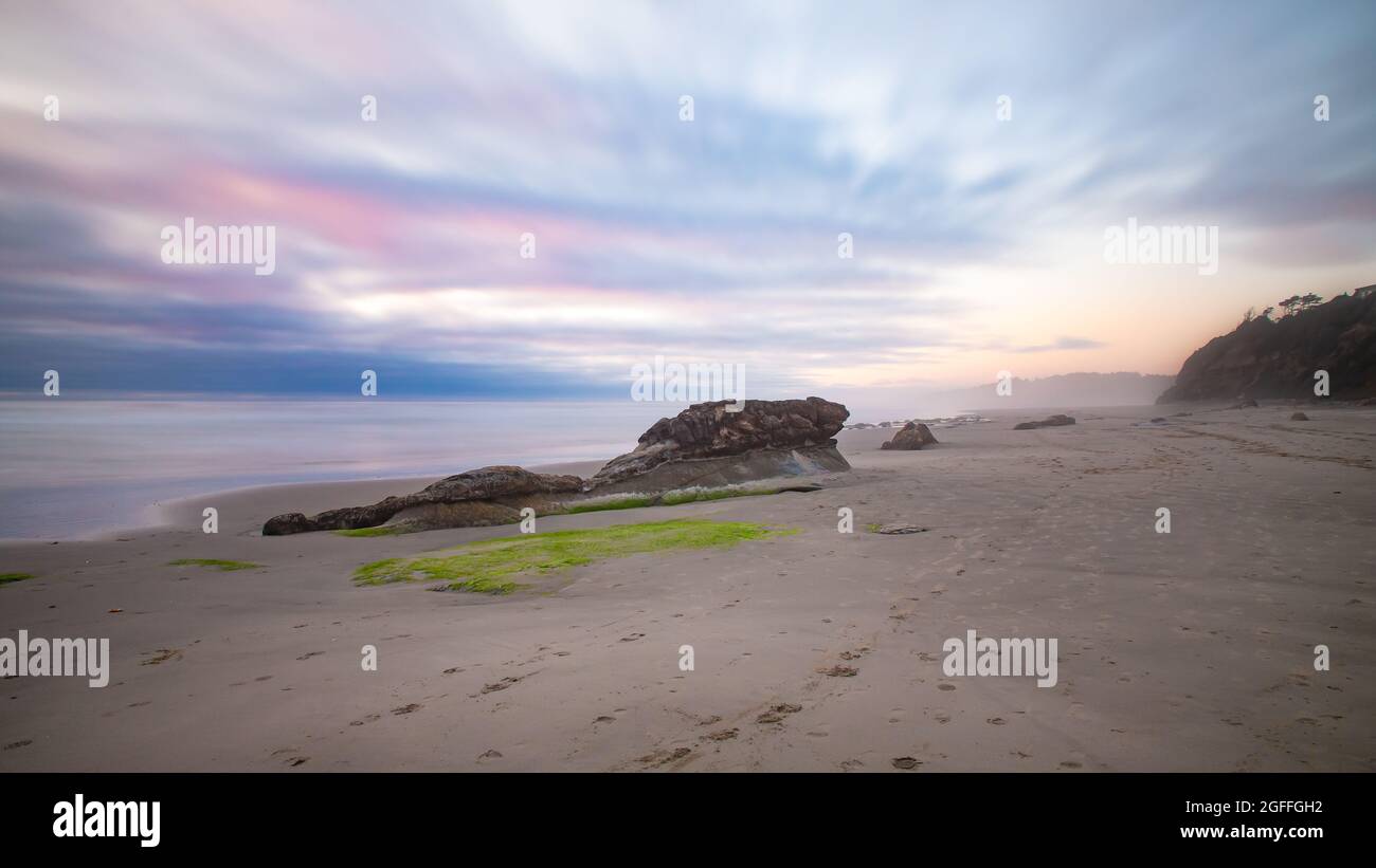 Ebbe am Ona Beach im Brian Booth State Park an der Küste von Oregon. Stockfoto