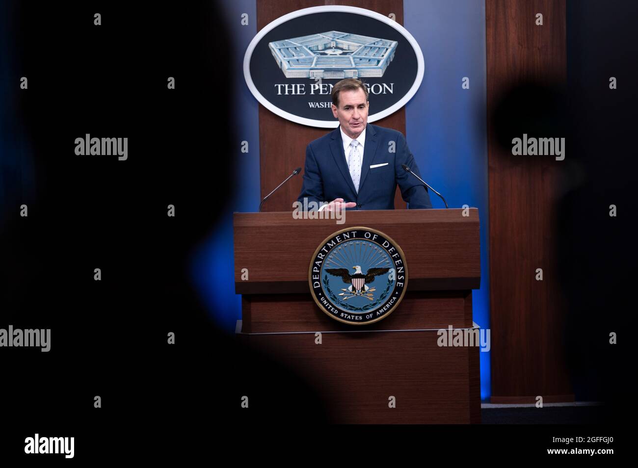 Arlington, Vereinigte Staaten Von Amerika. August 2021. Pentagon-Pressesekretär John Kirby spricht bei einer Pressekonferenz zu Afghanistan im Pentagon am 24. August 2021 in Arlington, Virginia. Quelle: Planetpix/Alamy Live News Stockfoto