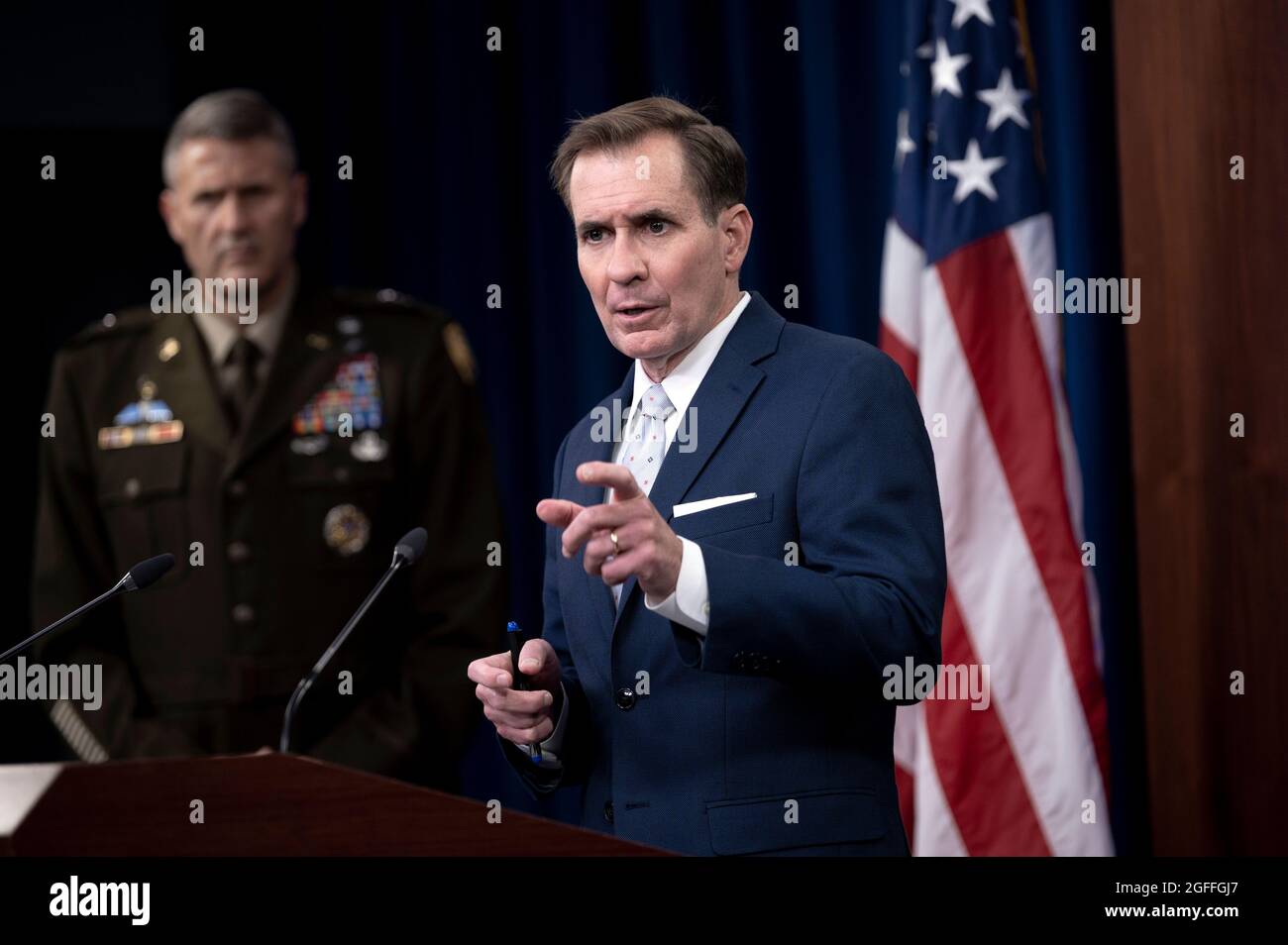 Arlington, Vereinigte Staaten Von Amerika. August 2021. Pentagon-Pressesekretär John Kirby spricht bei einer Pressekonferenz zu Afghanistan im Pentagon am 24. August 2021 in Arlington, Virginia. Quelle: Planetpix/Alamy Live News Stockfoto