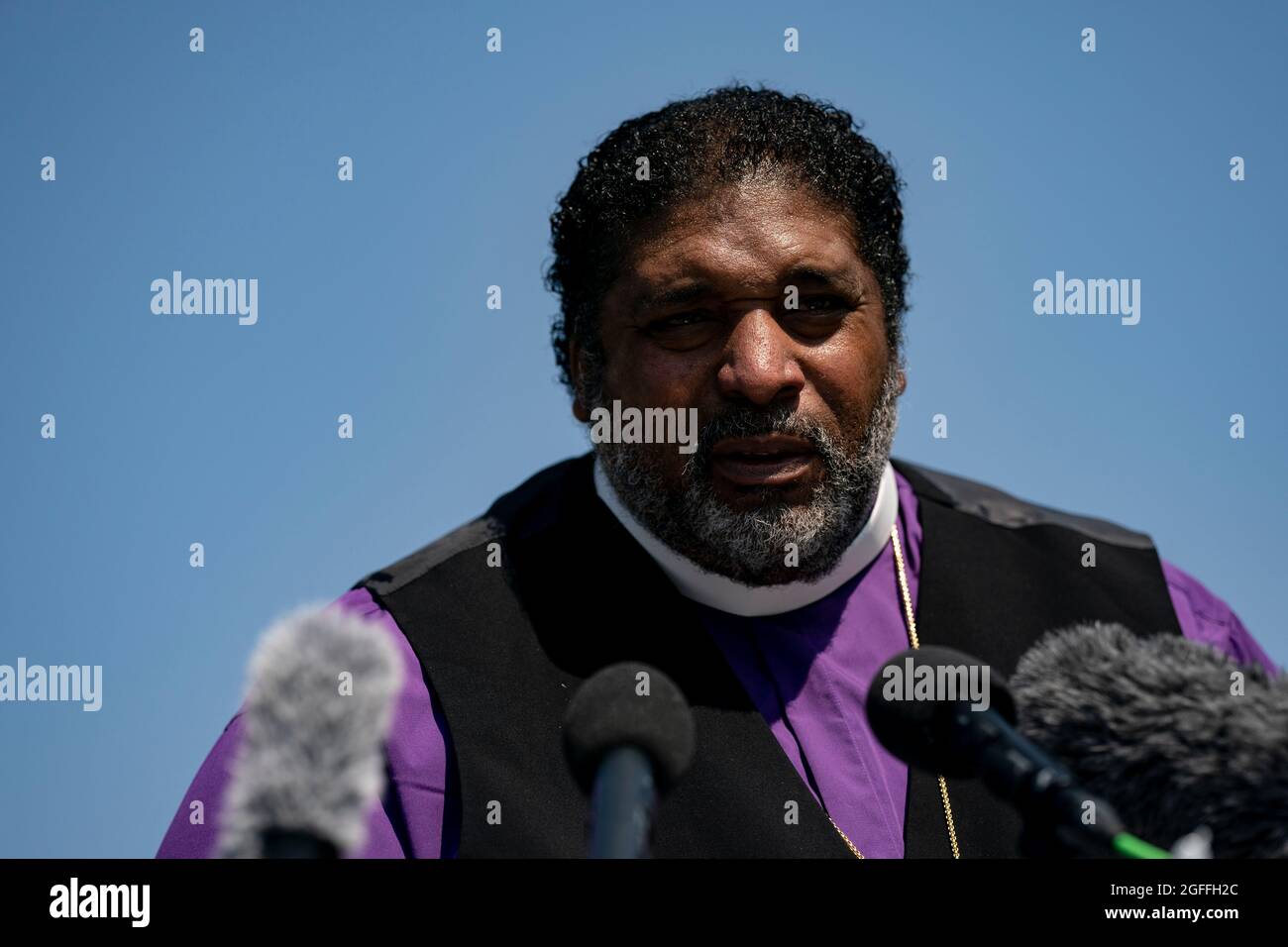 Washington, Vereinigte Staaten Von Amerika. August 2021. Rev. Dr. William J. Barber II. Spricht während einer Pressekonferenz mit Führern der Kampagne der Armen Völker vor dem US-Kapitol am Mittwoch, 25. August 2021 in Washington, DC Credit: Alex Edelman/CNP/Sipa USA Credit: SIPA USA/Alamy Live News Stockfoto