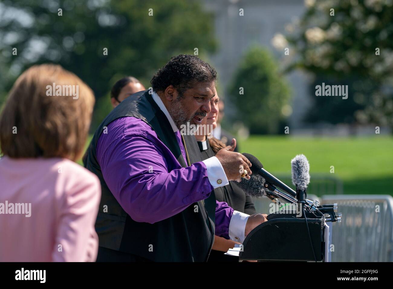 Washington, Vereinigte Staaten. August 2021. Rev. Dr. William J. Barber II. Spricht während einer Pressekonferenz mit Führern der Kampagne der Armen Völker vor dem US-Kapitol am Mittwoch, 25. August 2021 in Washington, DC Quelle: Alex Edelman/CNP/dpa/Alamy Live News Stockfoto
