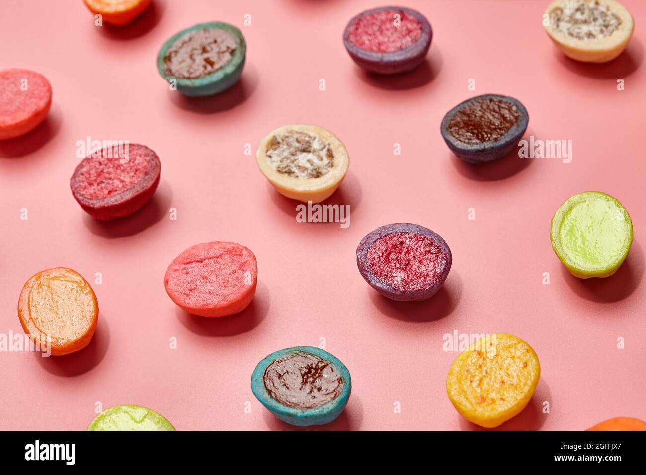 Bunte Shortbread-Kekse mit Füllungen auf rosa Hintergrund Stockfoto
