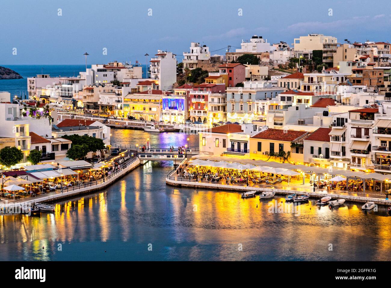 Agios Nikolaos auf der griechischen Insel Kreta bei Nacht Stockfoto