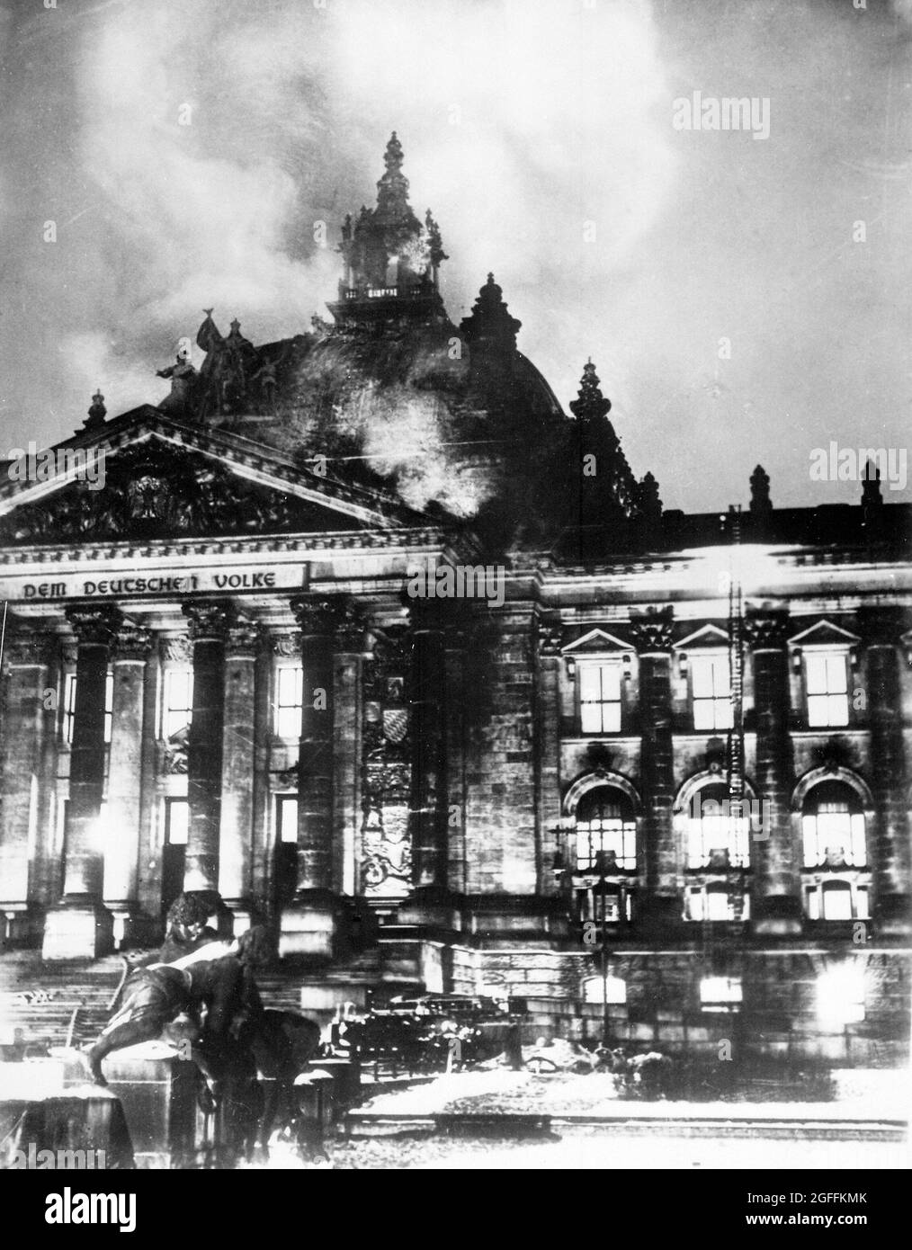 Der Reichstag brannte im Februar 1933. Dieses Feuer wurde benutzt, um Angst vor einem kommunistischen Aufstieg zu schaffen, was Hitler ermöglichte, ein Gesetz zu verabschieden, das es ihm erlaubte, durch Dekret zu regieren. Stockfoto