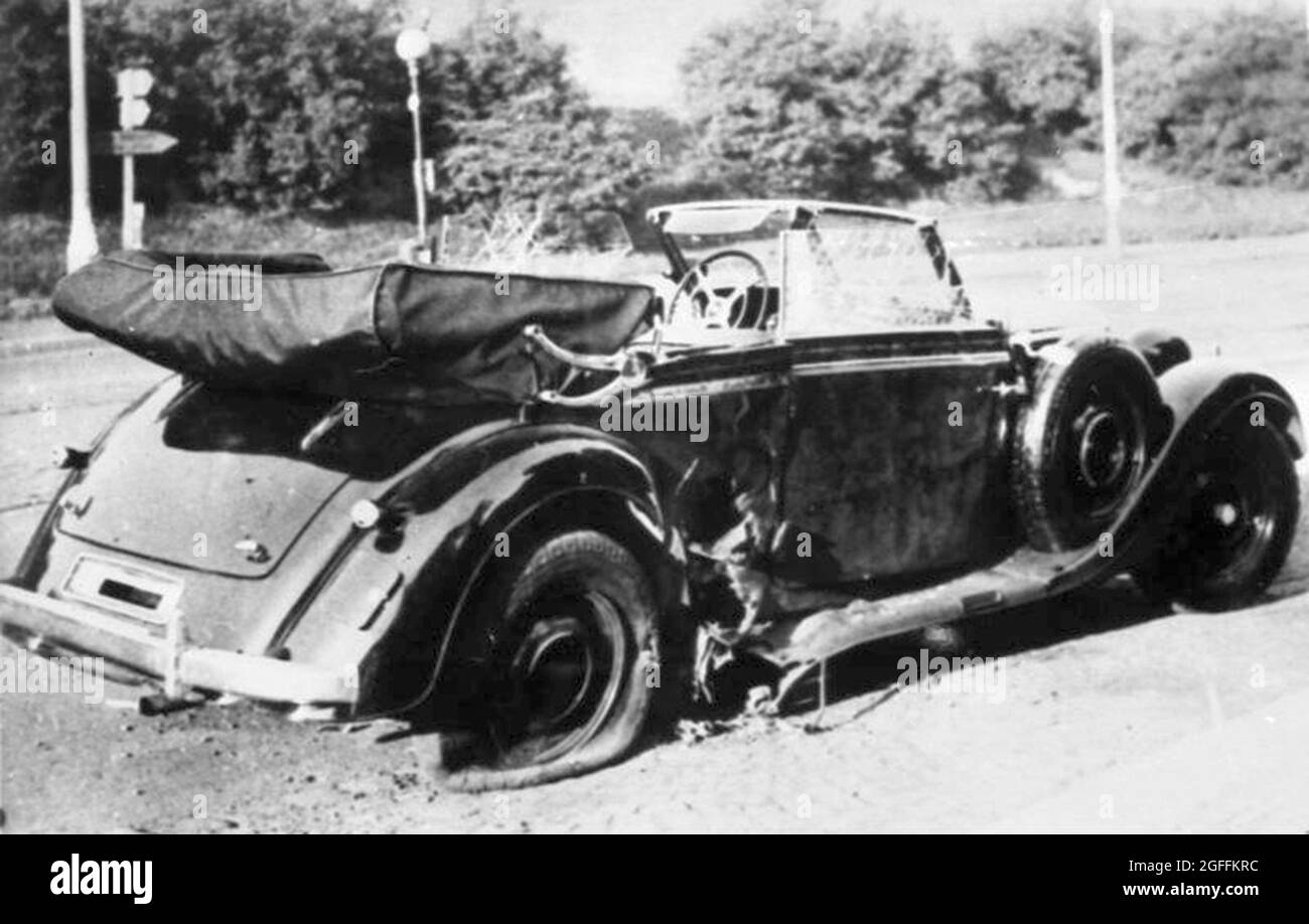 Reinhard Heydrichs Auto (ein Mercedes-Benz 320 Cabrio B) nach dem Attentat von 1942 in Prag. Heydrich starb später an seinen Verletzungen. Quelle: Deutsches Bundesarchiv Stockfoto