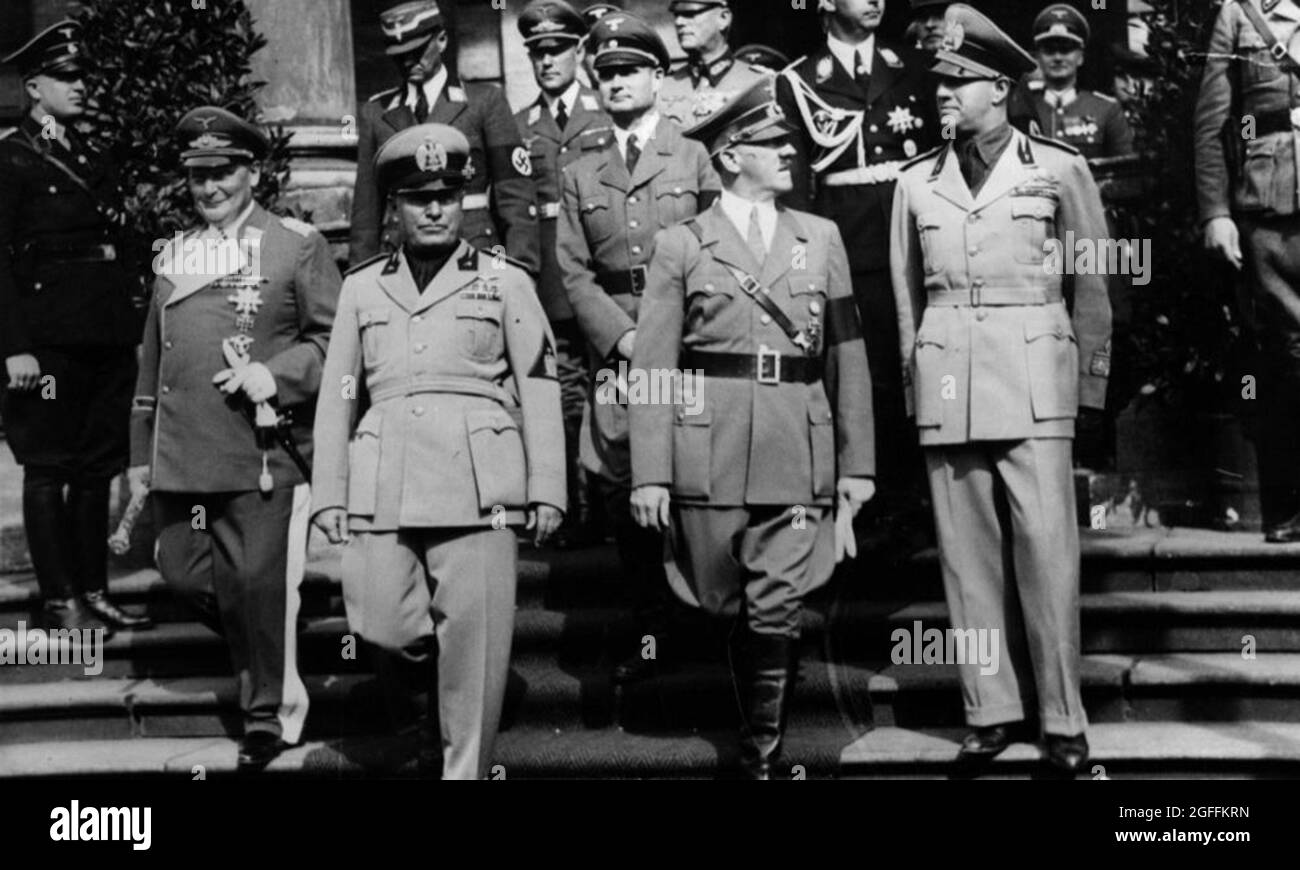 Hermann Göring, Graf Ciano, Adolf Hitler und Benito Mussolini gehen zusammen Stockfoto