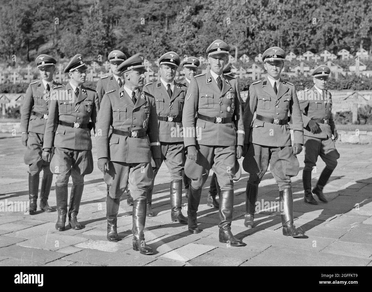 Reinhard Heydrich mit einer Gruppe hochrangiger SS-Soldaten auf dem Ekeberg-Friedhof für deutsche Soldaten in Oslo während seines Besuches in Norwegen am 3-6. September 1941. Heydrich war SS-Obergruppenführer und Polizeigeneral sowie Chef des Reichssicherheitshauptamtes RSHA (einschließlich Gestapo, Kripo und SD). Heydrich geht vor sich mit SS-Brigadeführer Heinrich Müller (Chef der Gestapo) rechts und SS-Oberführer Heinrich Fehlis (Führer von SD und Sipo in Norwegen) links. Stockfoto