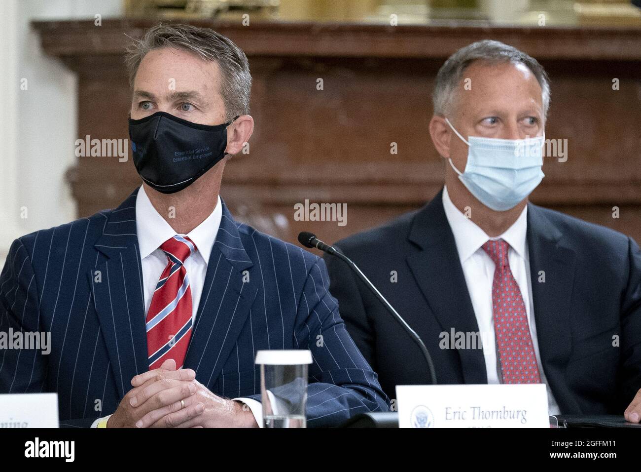 Eric Thornburg, Chief Executive Officer der SJW Group, Left, und Walter Lynch, Präsident und Chief Executive Officer von American Water, tragen Schutzmasken, während sie am Mittwoch, dem 25. August 2021, an einem Treffen mit US-Präsident Joe Biden, nicht abgebildet, im Ostsaal des Weißen Hauses in Washington, DC, teilnehmen. Führungskräfte aus der ganzen Geschäftswelt diskutieren mit Biden darüber, wie die Industrie und die Bundesregierung zusammenarbeiten können, um die Cybersicherheit angesichts lähmender Ersparacken und Cyberangriffe zu verbessern. Foto von Stefani Reynolds/UPI Stockfoto