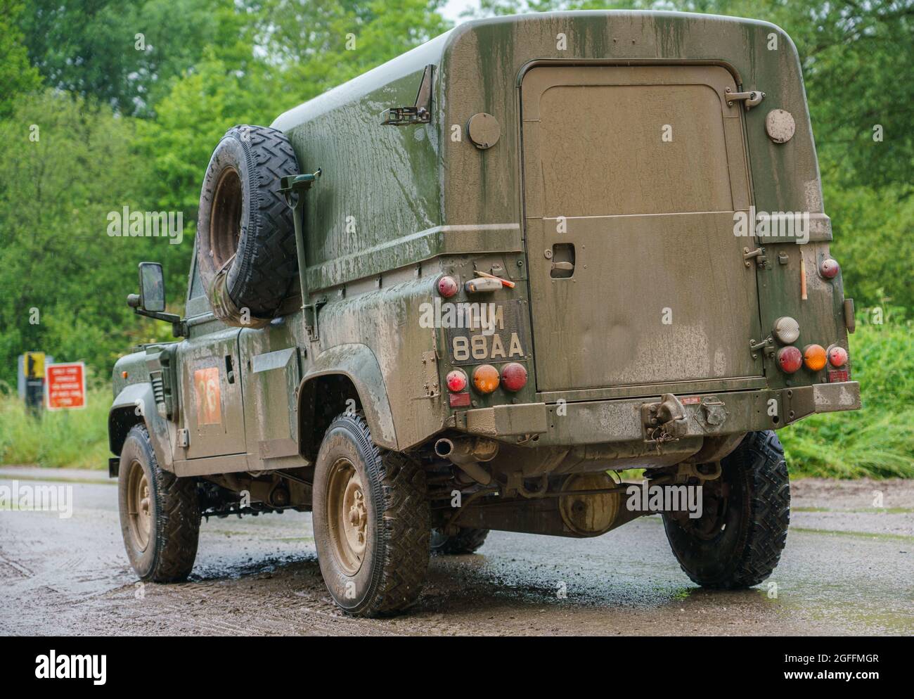 Land Rover Defender der britischen Armee bei Militärübung Salisbury Plain, Wiltshire, Großbritannien Stockfoto