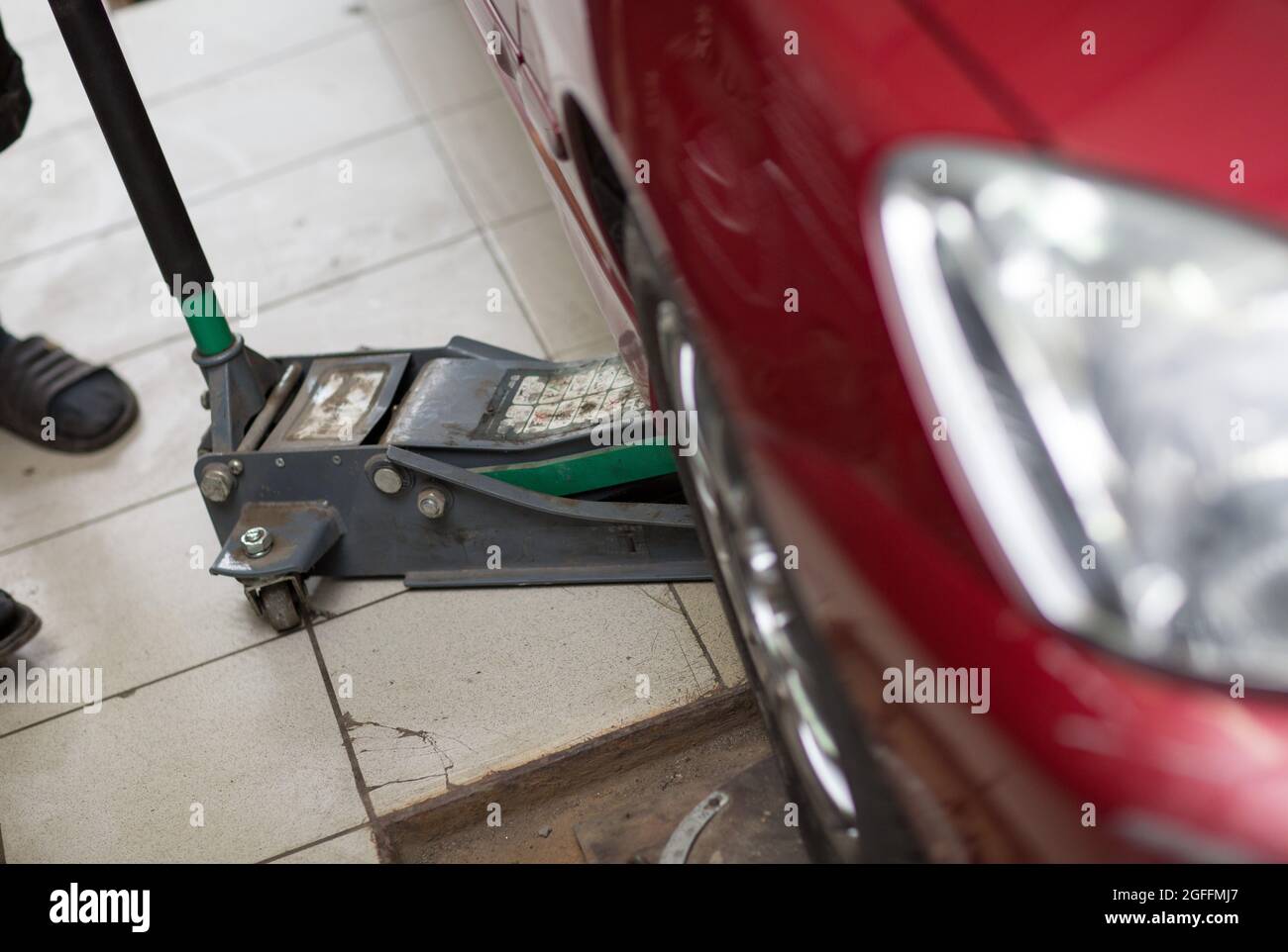 Hydraulischer Wagenheber zum Anheben des Fahrzeugs in der Autoreparatur. Stockfoto