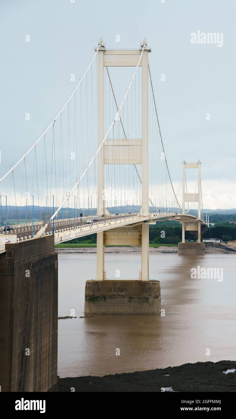 Blick auf die Severn Bridge, die England und Wales über den Fluss Severn UK verbindet Stockfoto