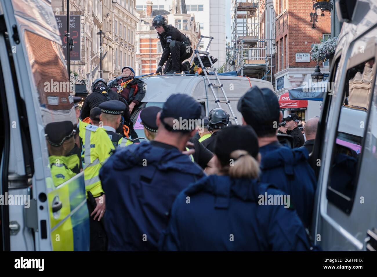 LONDON, GROSSBRITANNIEN. Die Polizei der öffentlichen Ordnung arbeitet für die Befreiung von Extinction Rebellion-Aktivisten, die sich an einen Lieferwagen gekettet haben. Bild: Chiara Fabbro Stockfoto
