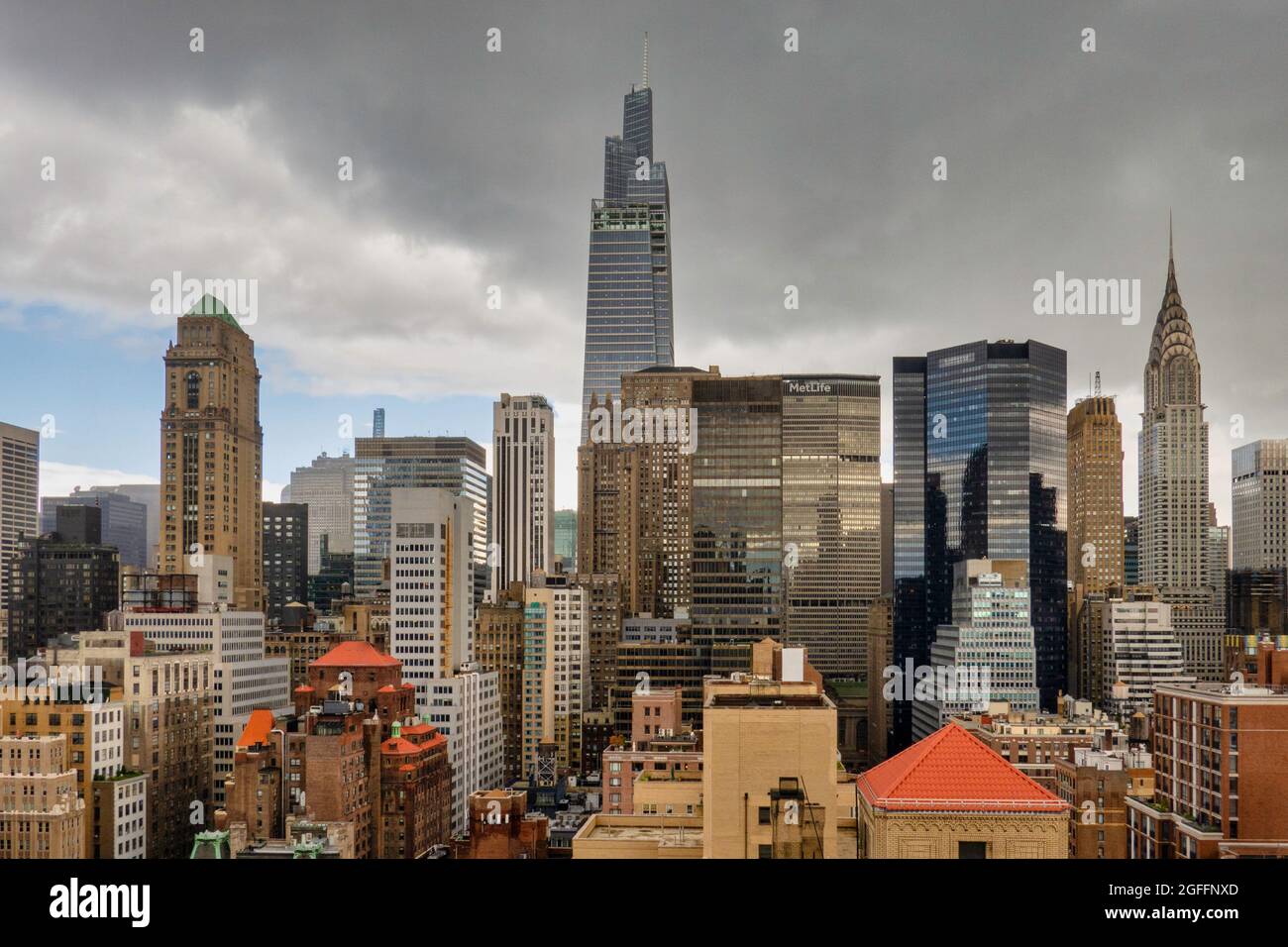 Graue Gewitterwolken wirken drohend über Midtown Manhattan, NYC, USA Stockfoto