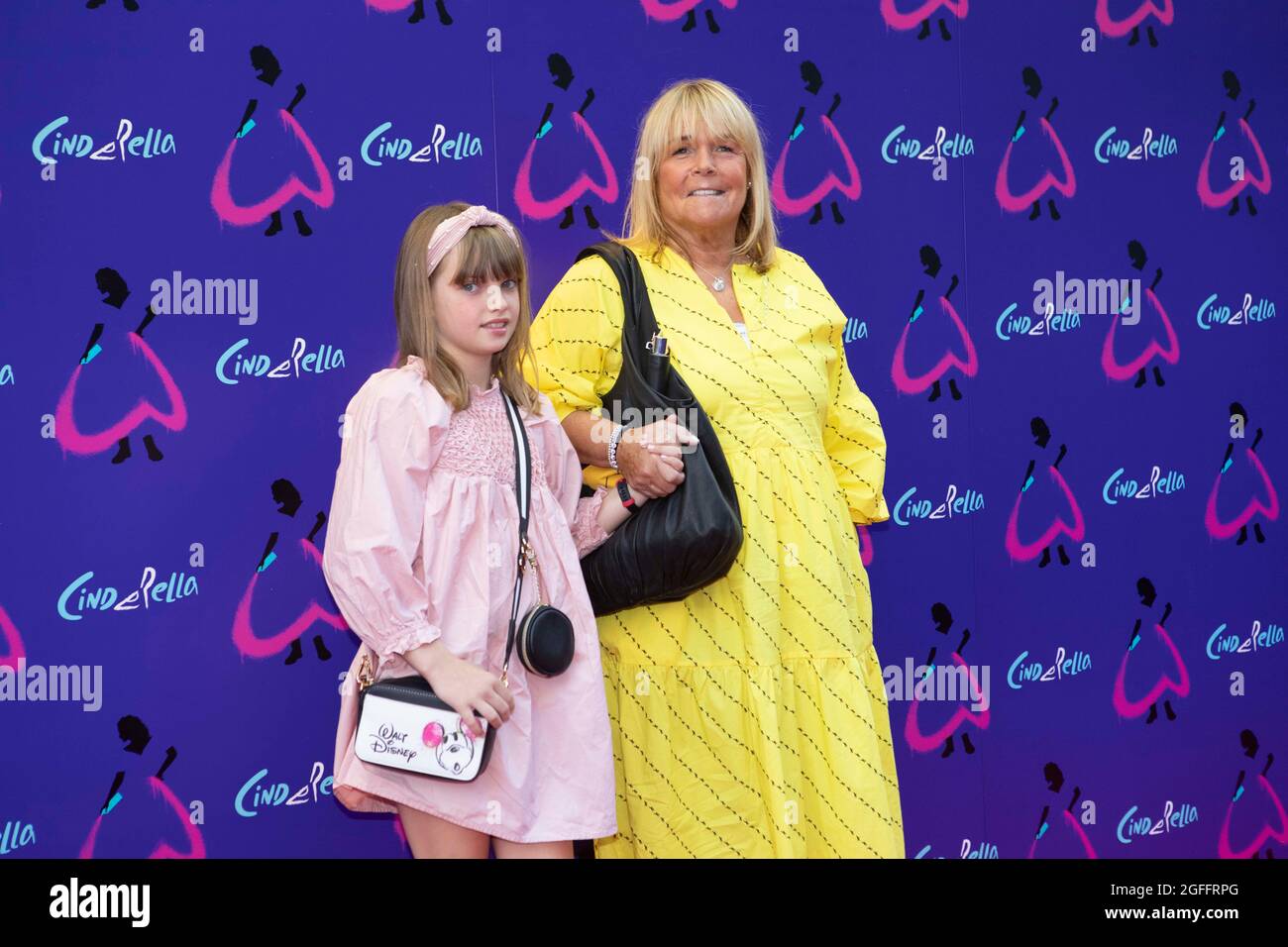 Linda Robson und Gast kommen zur Weltpremiere von Cinderella im Gillian Lynne Theatre im Zentrum von London. Die Eröffnungsnacht der Produktion von Andrew Lloyd Webber wurde verschoben, als ein Cast-Mitglied positiv auf Covid-19 getestet wurde. Bilddatum: Mittwoch, 25. August 2021. Stockfoto