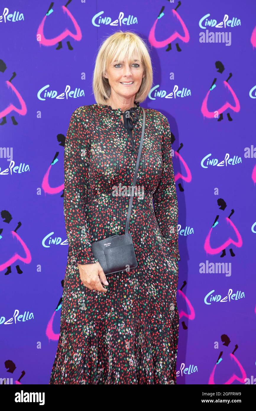 Jane Moore kommt zur Weltpremiere von Cinderella im Gillian Lynne Theatre im Zentrum von London. Die Eröffnungsnacht der Produktion von Andrew Lloyd Webber wurde verschoben, als ein Cast-Mitglied positiv auf Covid-19 getestet wurde. Bilddatum: Mittwoch, 25. August 2021. Stockfoto