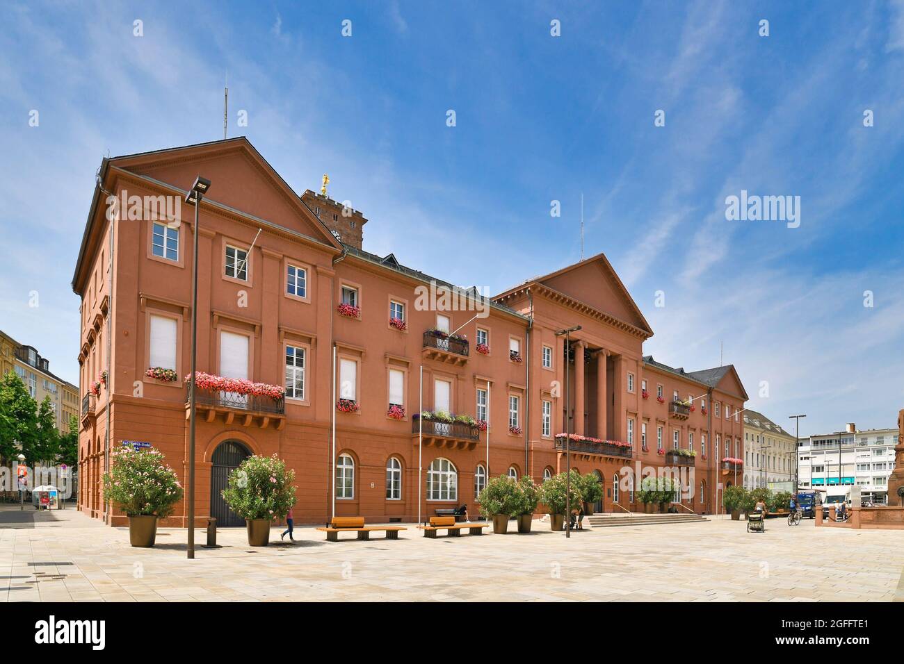 Karlsruhe, Deutschland - August 2021: Rathaus-Verwaltungsgebäude am Marktplatz an sonnigen Tagen Stockfoto
