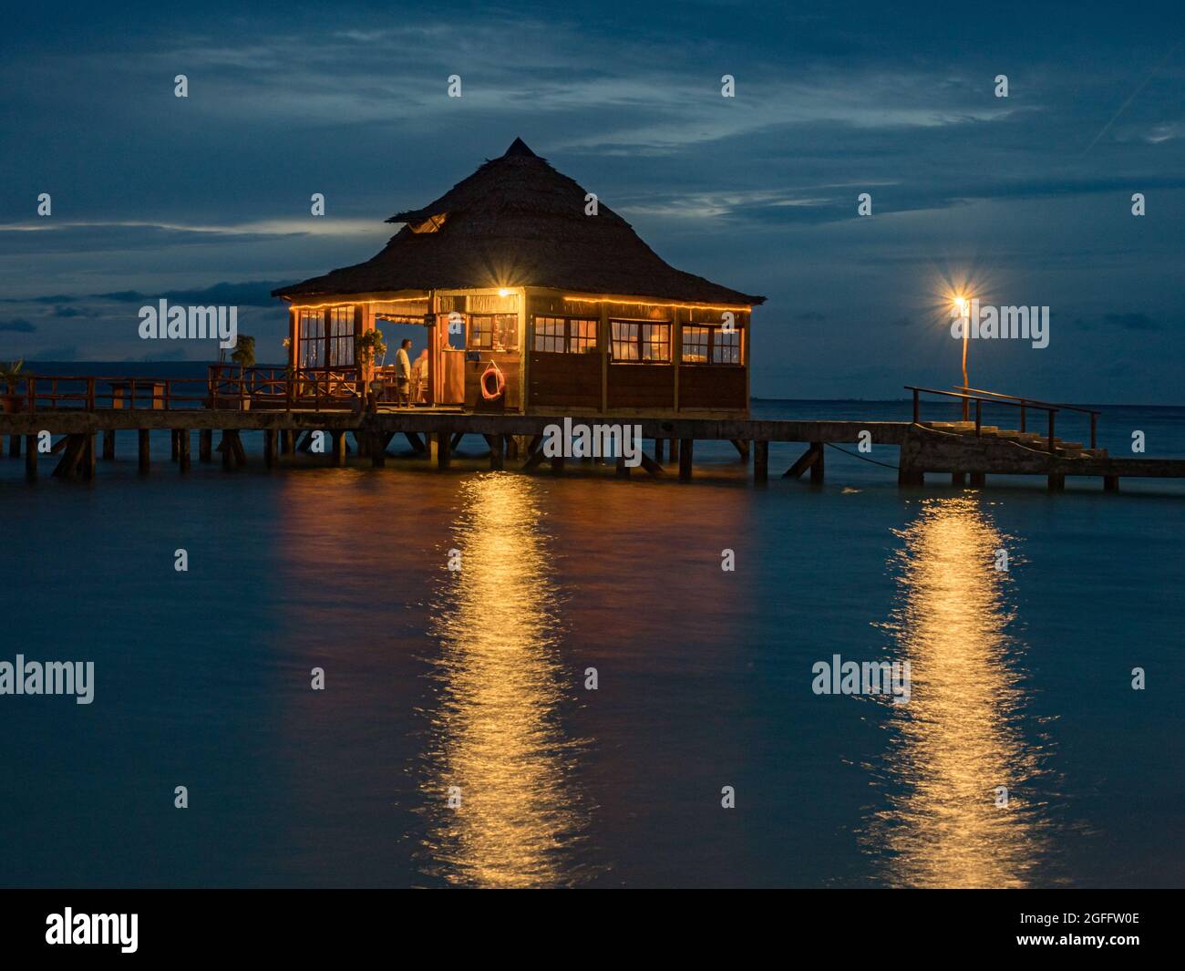 Ora Beach, Indonesien - 14. Februar 2018: Häuser am Wasser im Ora Beach Resort, nachts. Seram Island, Central Maluku, Indonesien Stockfoto