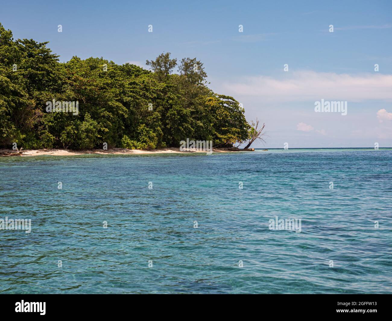 Blick auf die Insel, eine der sieben Inseln, in der Nähe der Insel Seram, Maluku, eine Gruppe von Inseln im östlichen Teil des Malaiischen Archipels, die ist Stockfoto