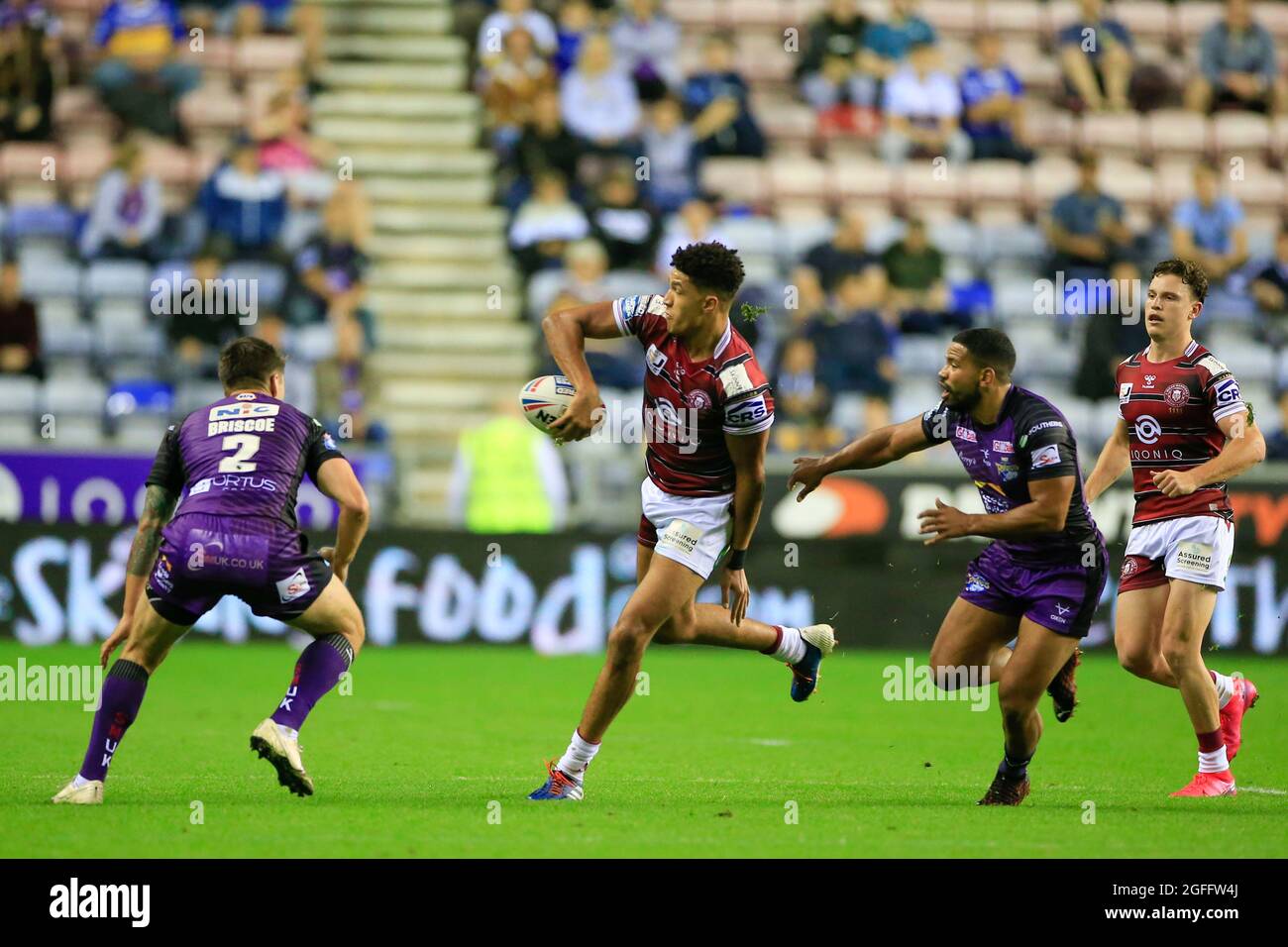 Kai Pearce-Paul (27) von Wigan Warriors übergibt den Ball Stockfoto