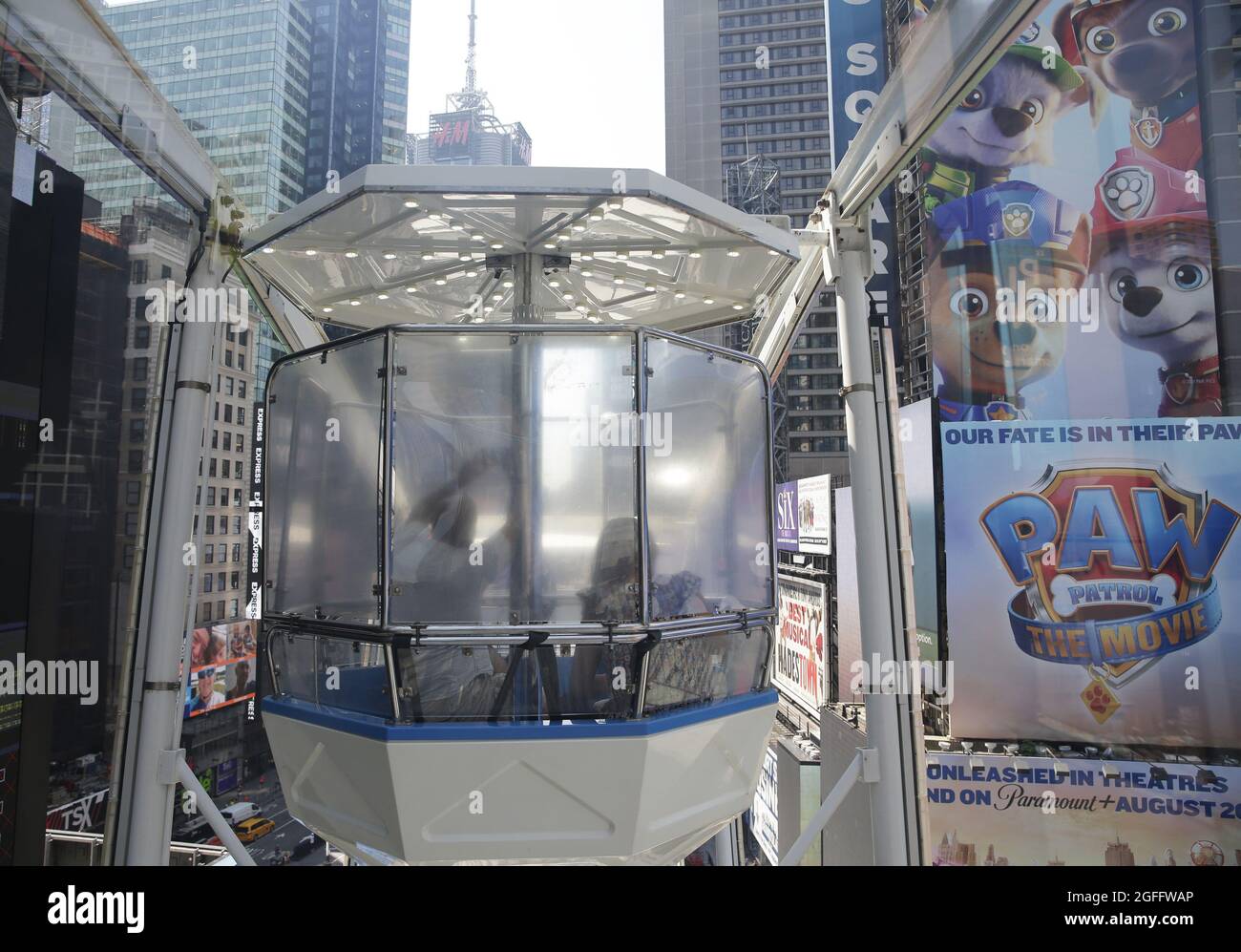 New York, Usa. August 2021. Am Mittwoch, den 25. August 2021, öffnet auf dem Times Square ein zeitlich begrenztes Riesenrad, das Touristen und Bewohnern einen neuen Blick auf die Stadt in New York City bietet. Die 110 Meter hohe Fahrt ist vom 25. August bis 12. September in Betrieb. Foto von John Angelillo/UPI Credit: UPI/Alamy Live News Stockfoto