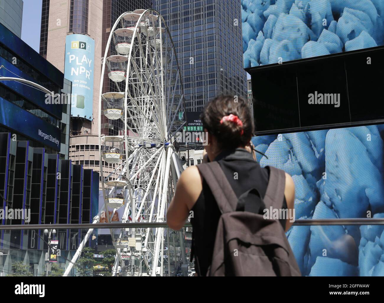 New York, Usa. August 2021. Am Mittwoch, den 25. August 2021, öffnet auf dem Times Square ein zeitlich begrenztes Riesenrad, das Touristen und Bewohnern einen neuen Blick auf die Stadt in New York City bietet. Die 110 Meter hohe Fahrt ist vom 25. August bis 12. September in Betrieb. Foto von John Angelillo/UPI Credit: UPI/Alamy Live News Stockfoto