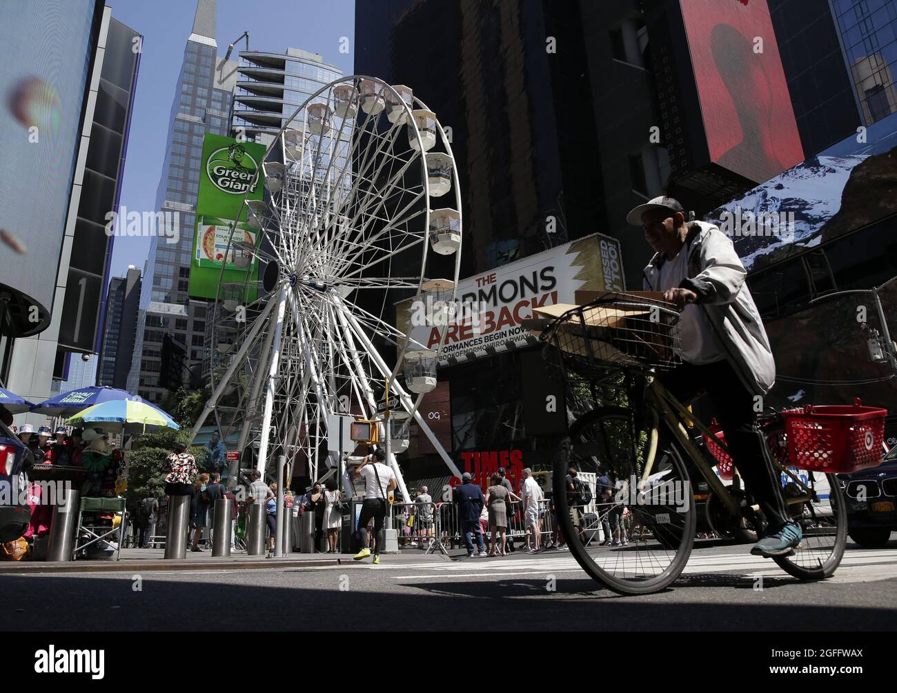 New York, Usa. August 2021. Am Mittwoch, den 25. August 2021, öffnet auf dem Times Square ein zeitlich begrenztes Riesenrad, das Touristen und Bewohnern einen neuen Blick auf die Stadt in New York City bietet. Die 110 Meter hohe Fahrt ist vom 25. August bis 12. September in Betrieb. Foto von John Angelillo/UPI Credit: UPI/Alamy Live News Stockfoto