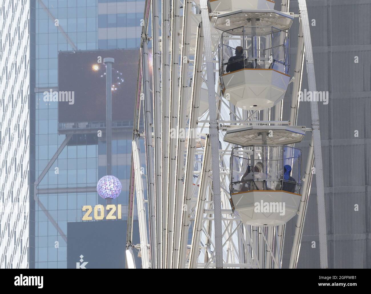 New York, Usa. August 2021. Am Mittwoch, den 25. August 2021, öffnet auf dem Times Square ein zeitlich begrenztes Riesenrad, das Touristen und Bewohnern einen neuen Blick auf die Stadt in New York City bietet. Die 110 Meter hohe Fahrt ist vom 25. August bis 12. September in Betrieb. Foto von John Angelillo/UPI Credit: UPI/Alamy Live News Stockfoto