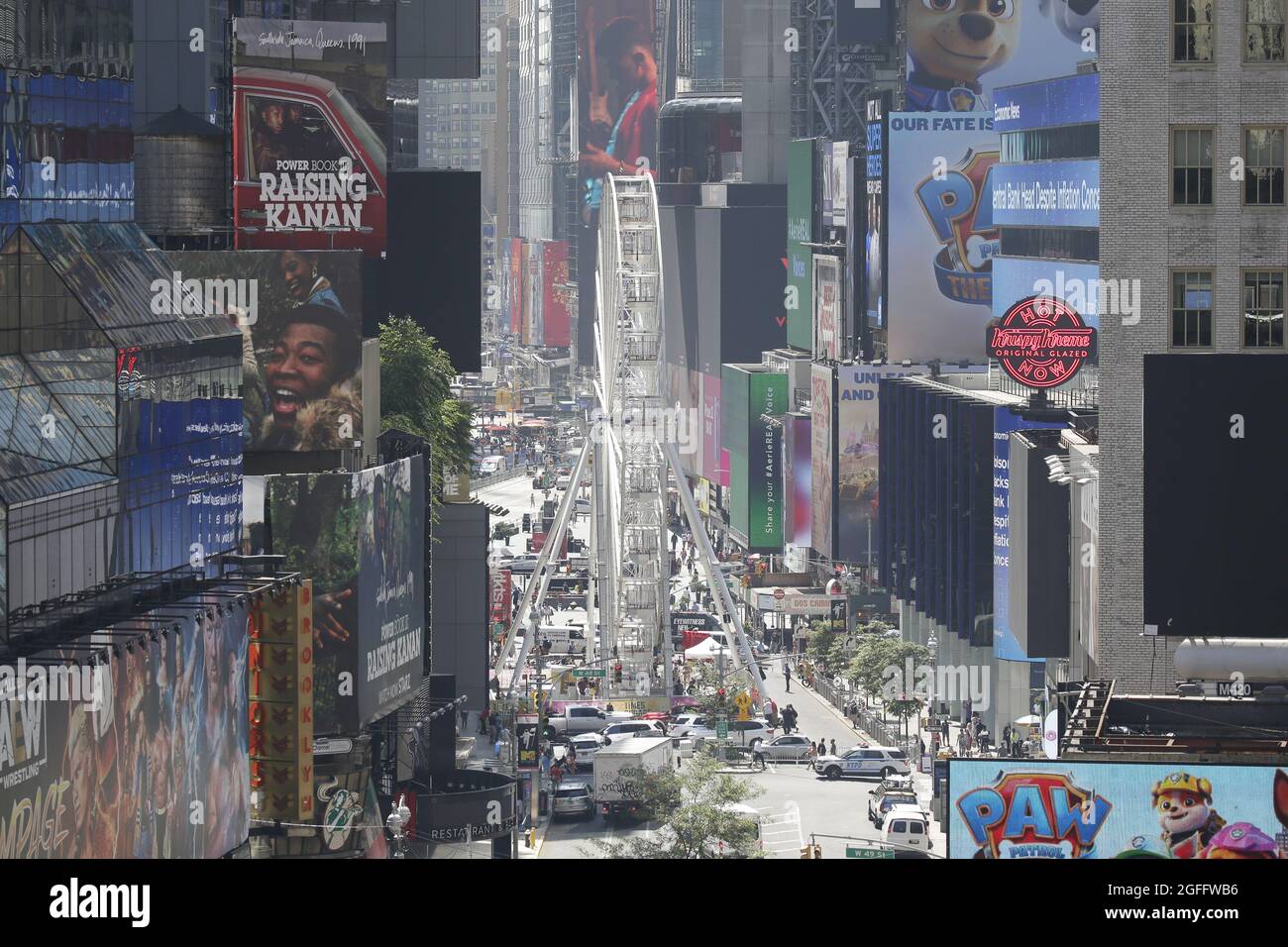 New York, Usa. August 2021. Am Mittwoch, den 25. August 2021, öffnet auf dem Times Square ein zeitlich begrenztes Riesenrad, das Touristen und Bewohnern einen neuen Blick auf die Stadt in New York City bietet. Die 110 Meter hohe Fahrt ist vom 25. August bis 12. September in Betrieb. Foto von John Angelillo/UPI Credit: UPI/Alamy Live News Stockfoto